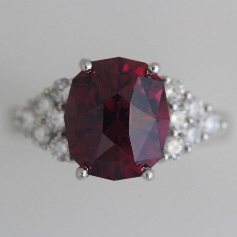 Ausgefallener ovaler Rhodolith-Granat-Ring mit Diamant und Platin (Retro) im Angebot
