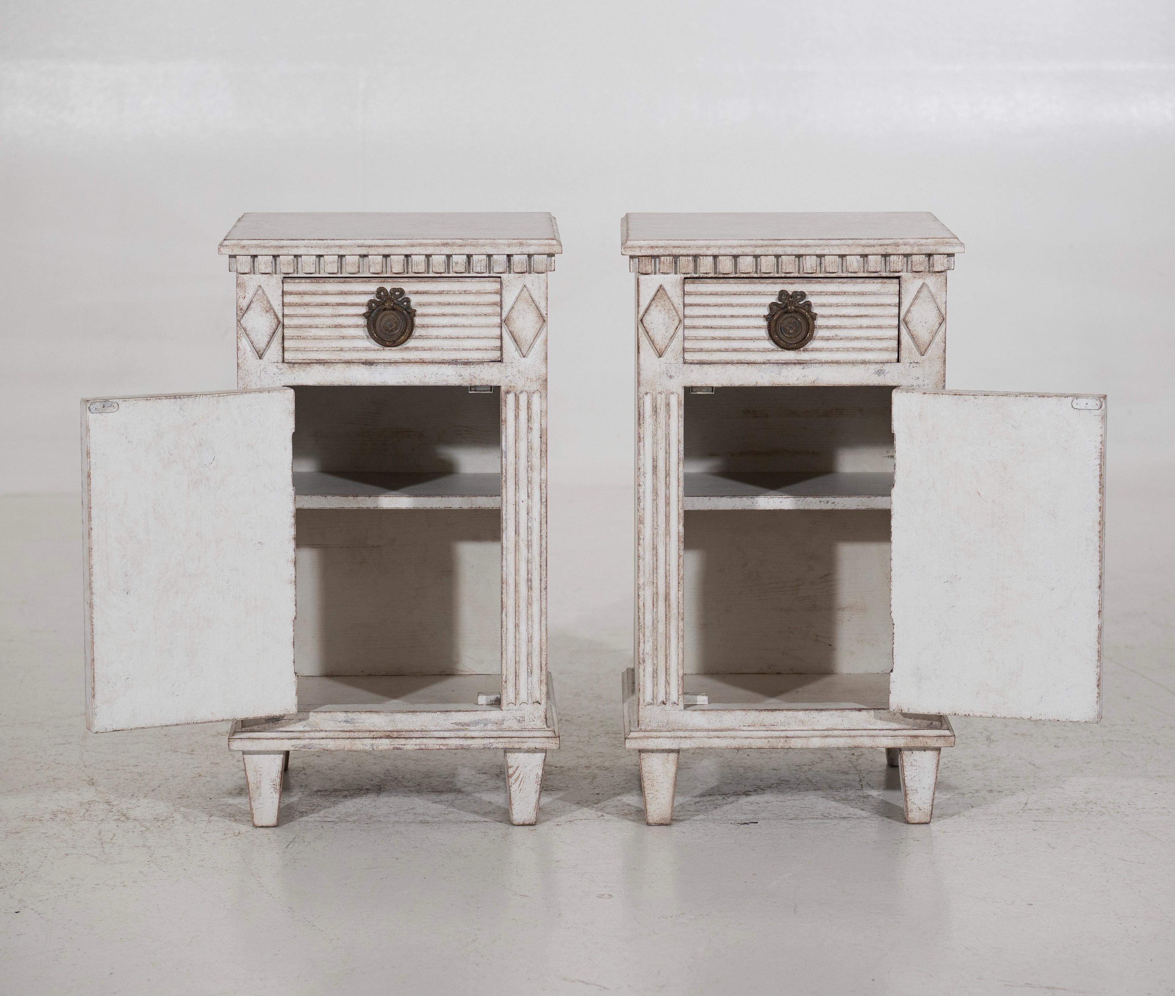 Fancy pair of bedside tables, 19th C. For Sale 2
