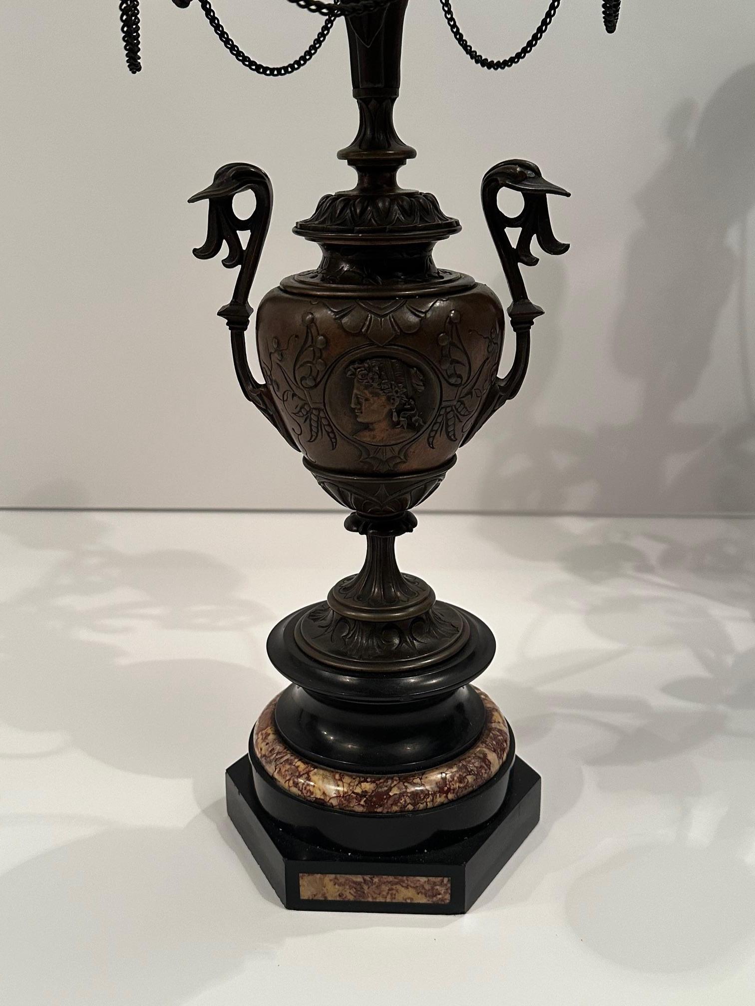 Coppia di candelabri in marmo e bronzo in stile neoclassico in vendita 3