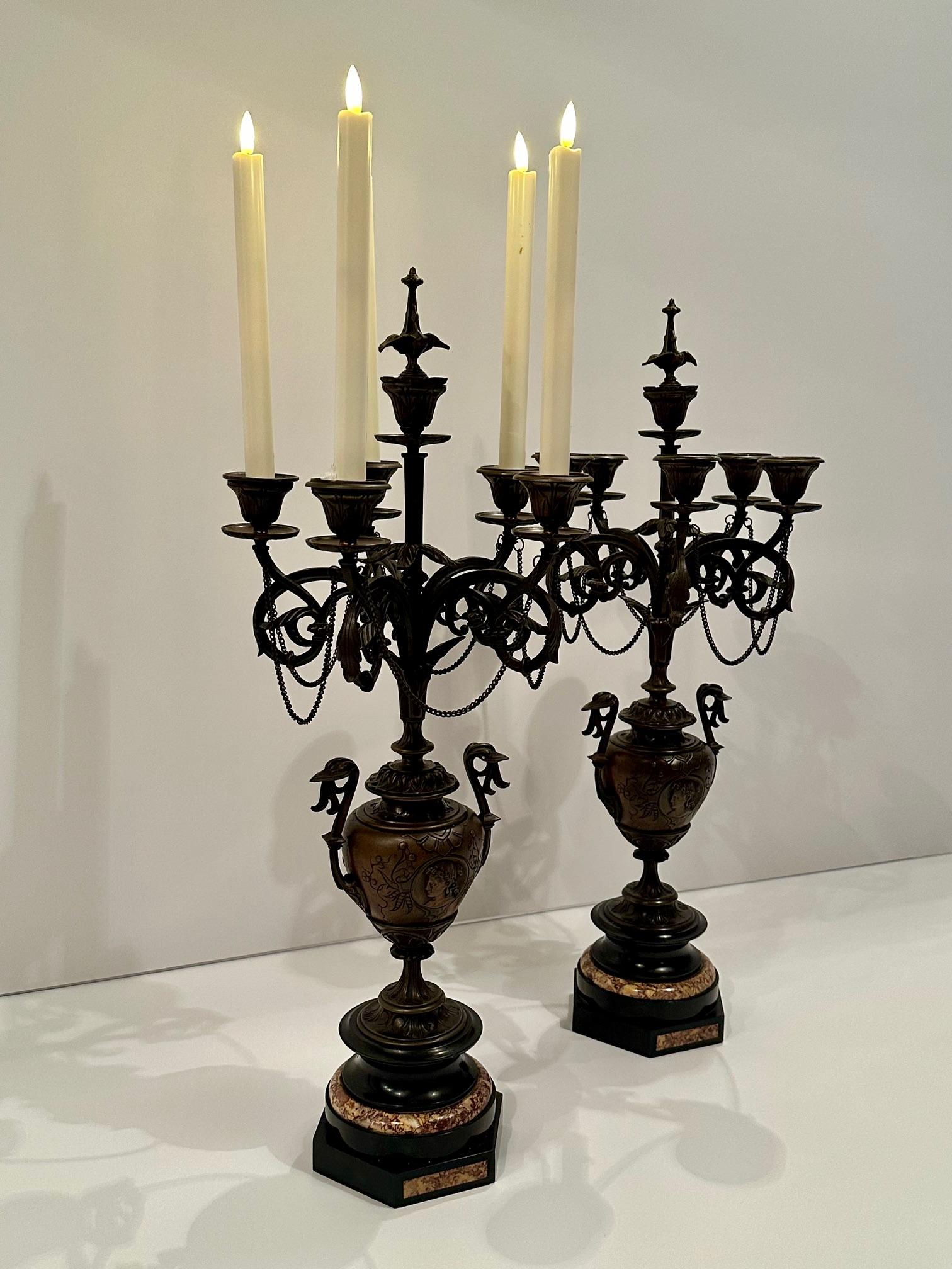 Coppia di candelabri in marmo e bronzo in stile neoclassico in vendita 4