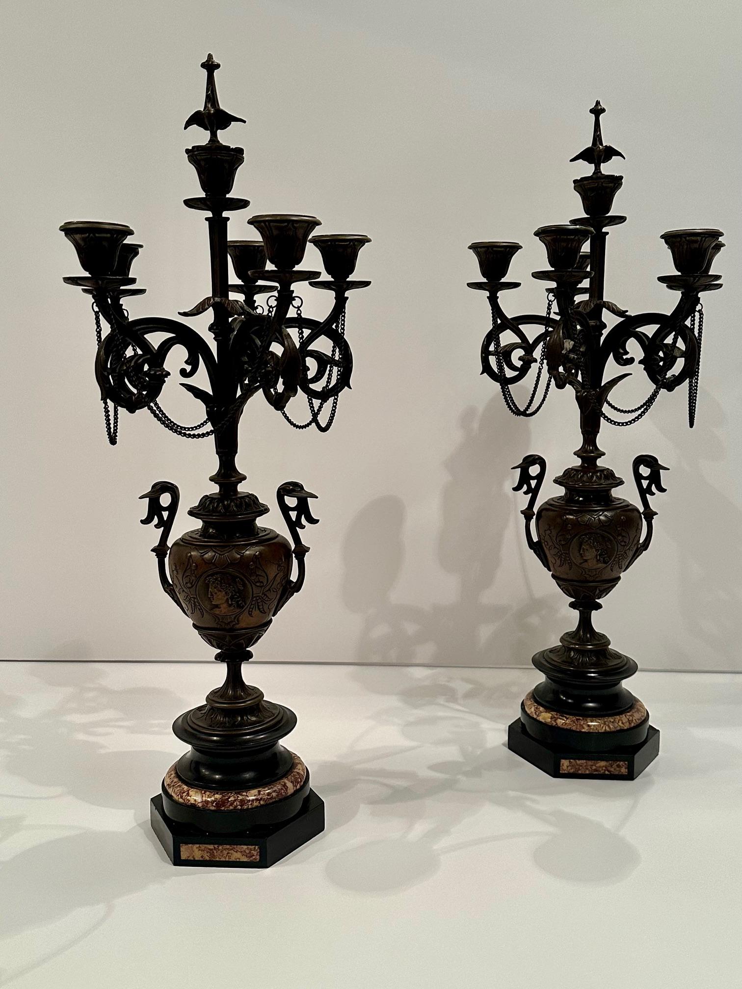 Coppia di candelabri in marmo e bronzo in stile neoclassico in vendita 5