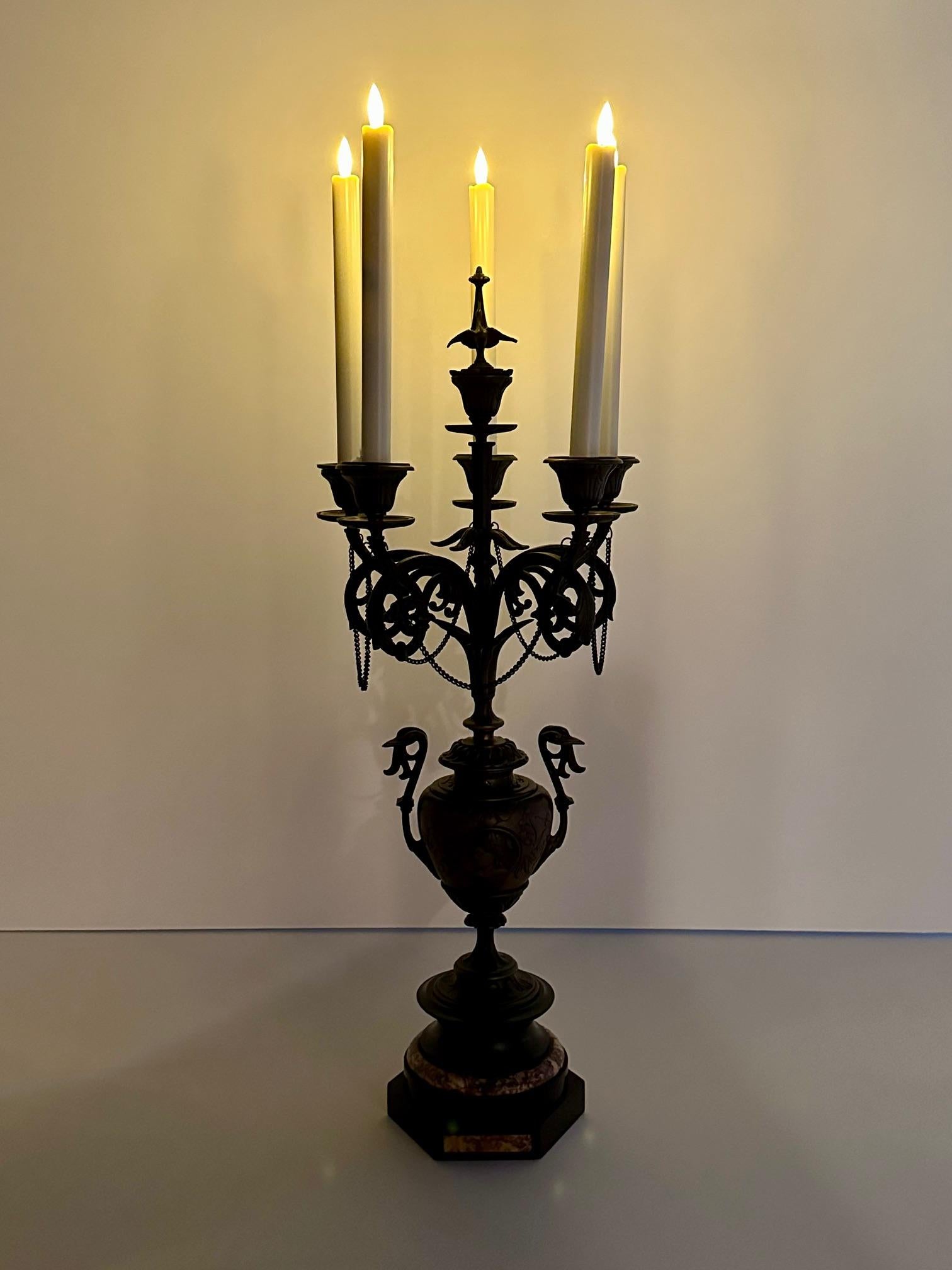 Francese Coppia di candelabri in marmo e bronzo in stile neoclassico in vendita