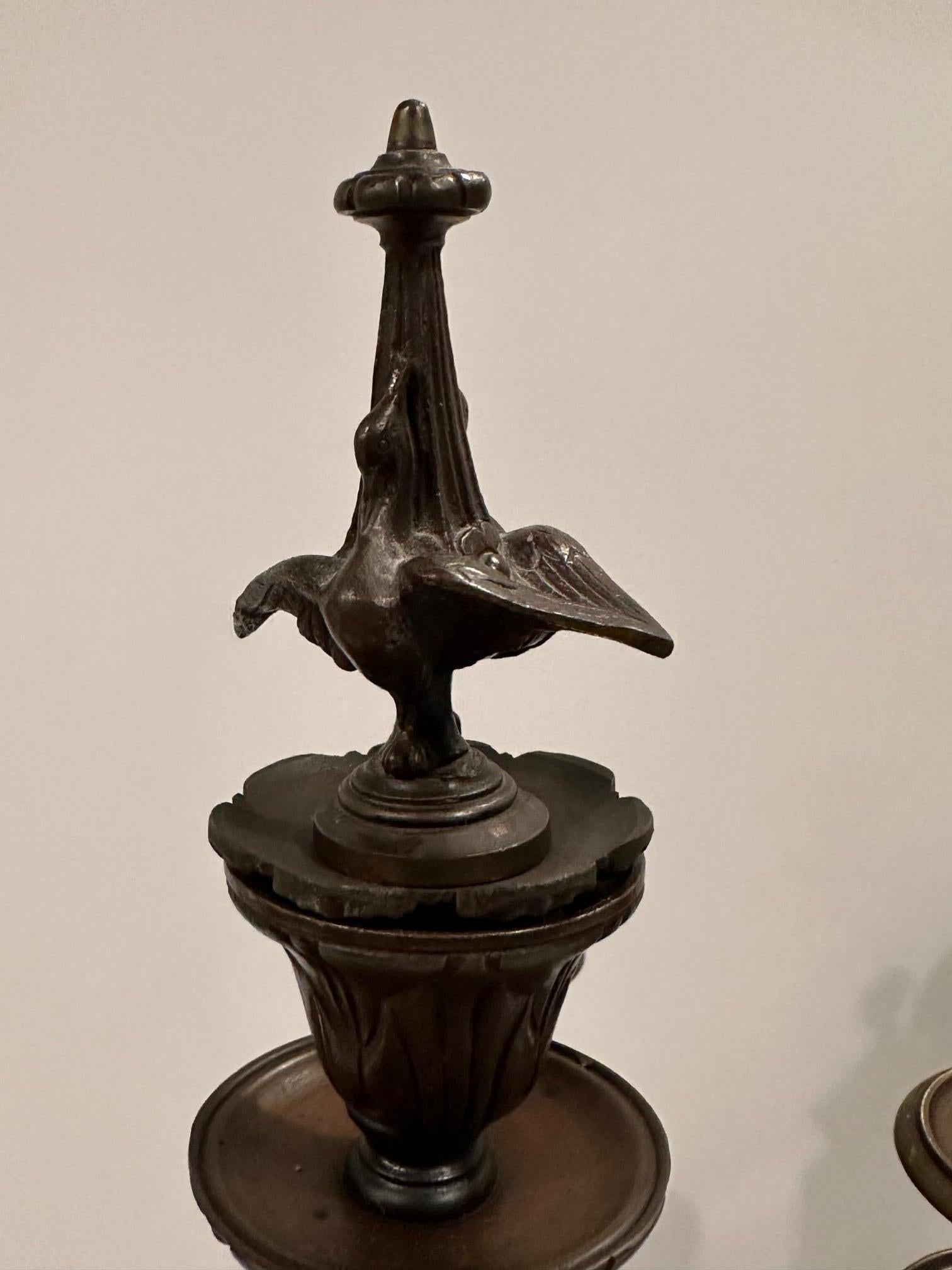 Coppia di candelabri in marmo e bronzo in stile neoclassico in vendita 1