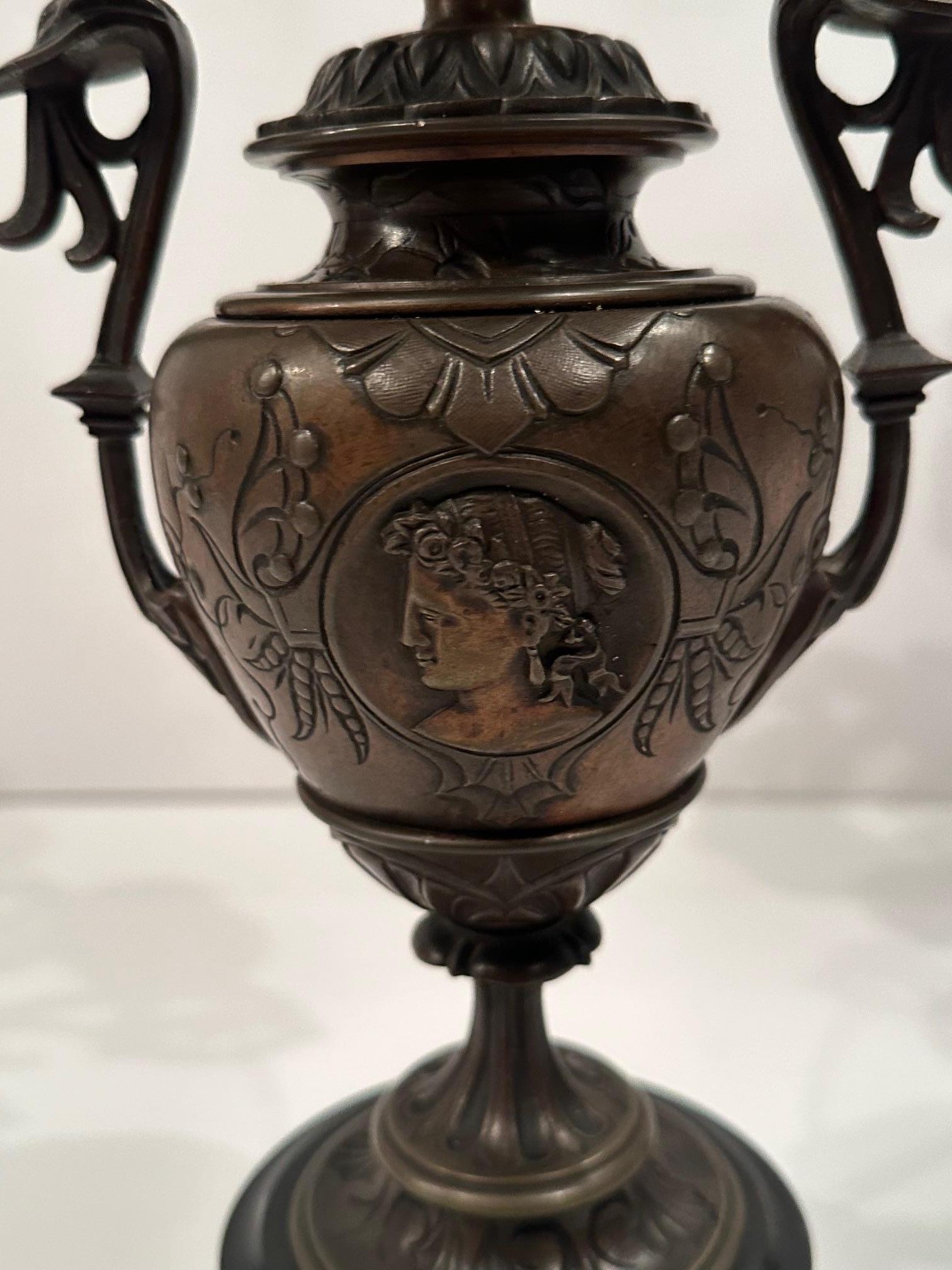 Coppia di candelabri in marmo e bronzo in stile neoclassico in vendita 2