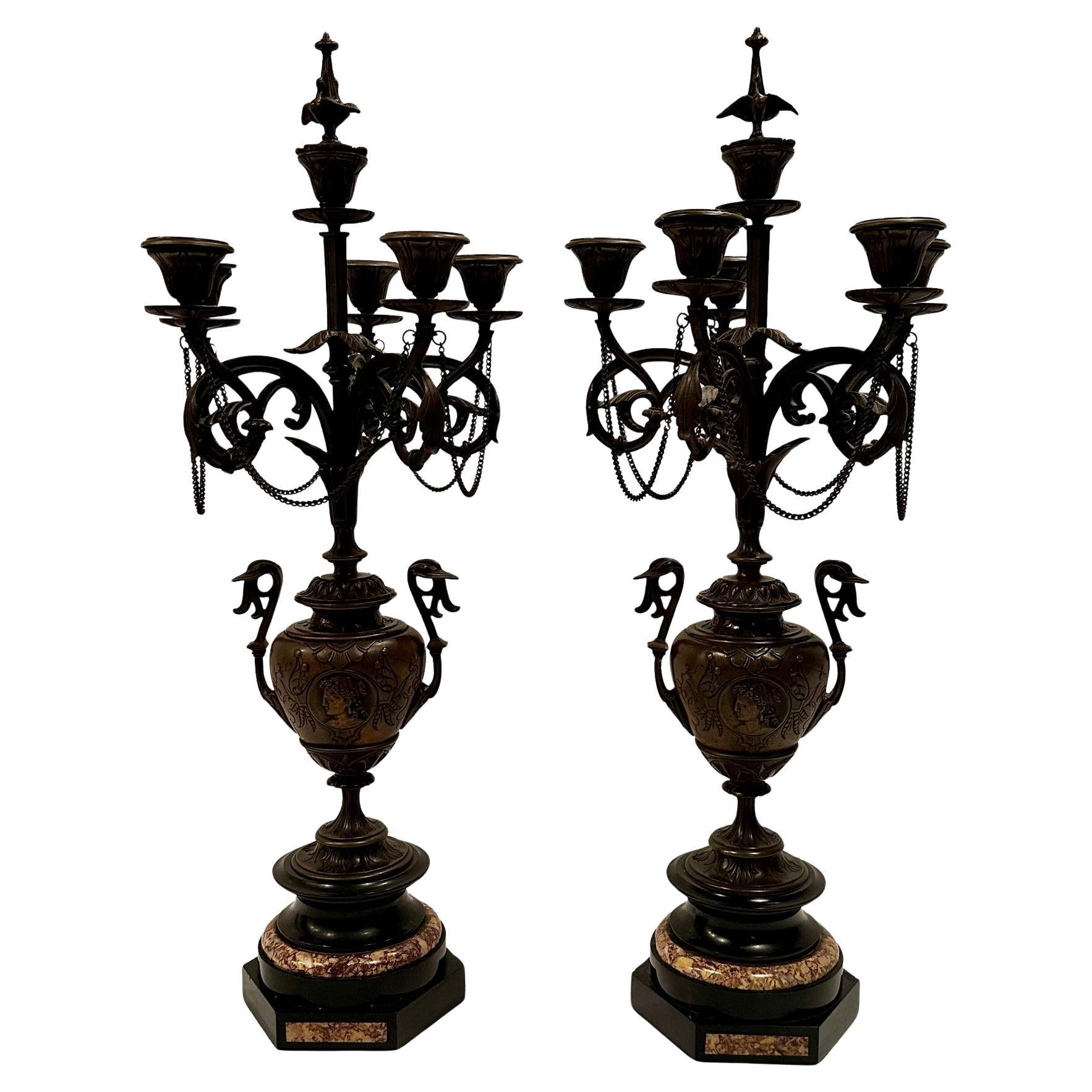 Elegante Pareja de Candelabros de Bronce y Mármol de Estilo Neoclásico