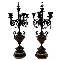 Elegante Pareja de Candelabros de Bronce y Mármol de Estilo Neoclásico