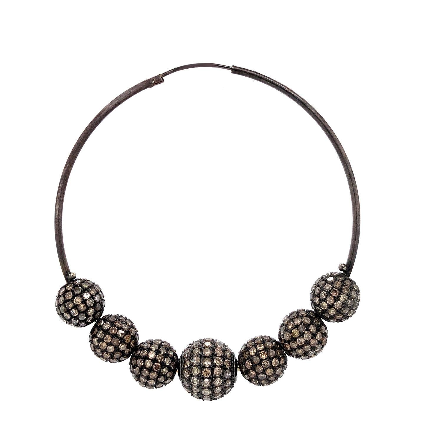 Taglio misto Orecchini a cerchio con palline di diamanti Fancy Pave realizzati in argento in vendita