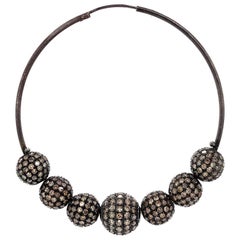 Pendientes de aro con bolas de diamantes de fantasía y pavé de plata