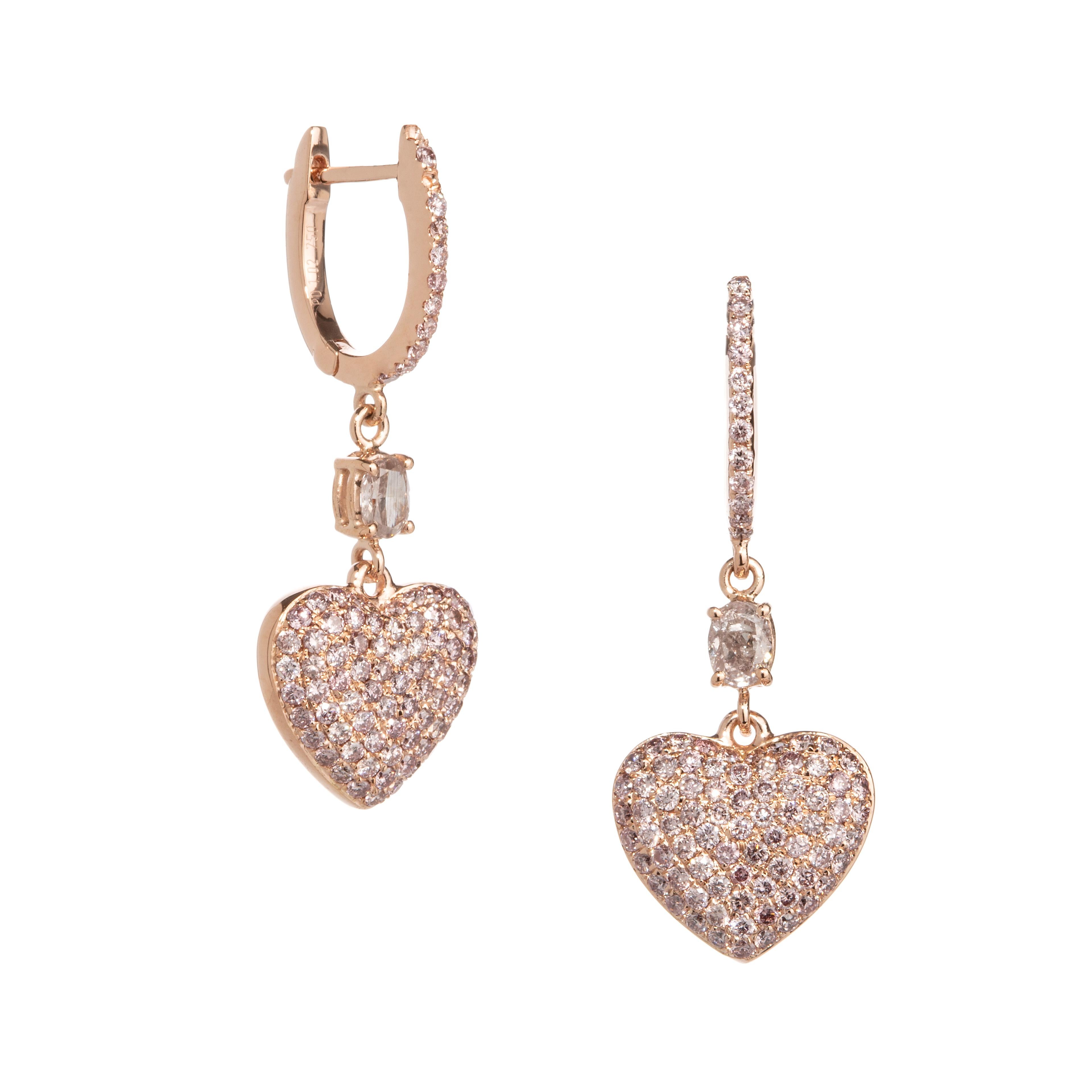 Preparati a perdere la testa per questi orecchini da urlo. Realizzati in lussuoso oro rosa da 18 carati, questi orecchini a cuore con diamanti bianchi e rosa sono una lettera d'amore al romanticismo. Ogni orecchino è dotato di abbracci a cerniera
