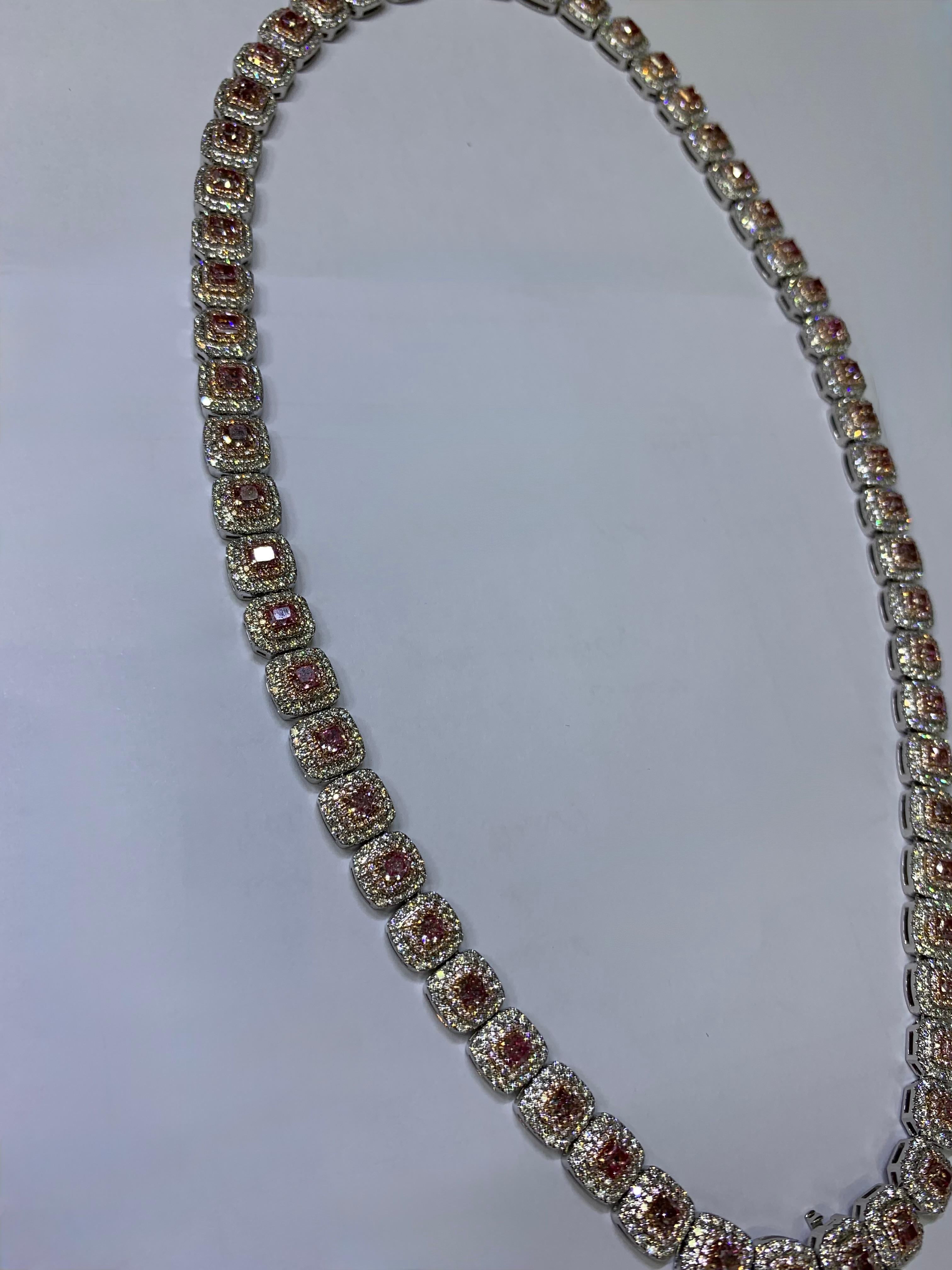 Taglio cuscino Collana con diamanti Pink Diamond in oro bianco 18 ct. in vendita