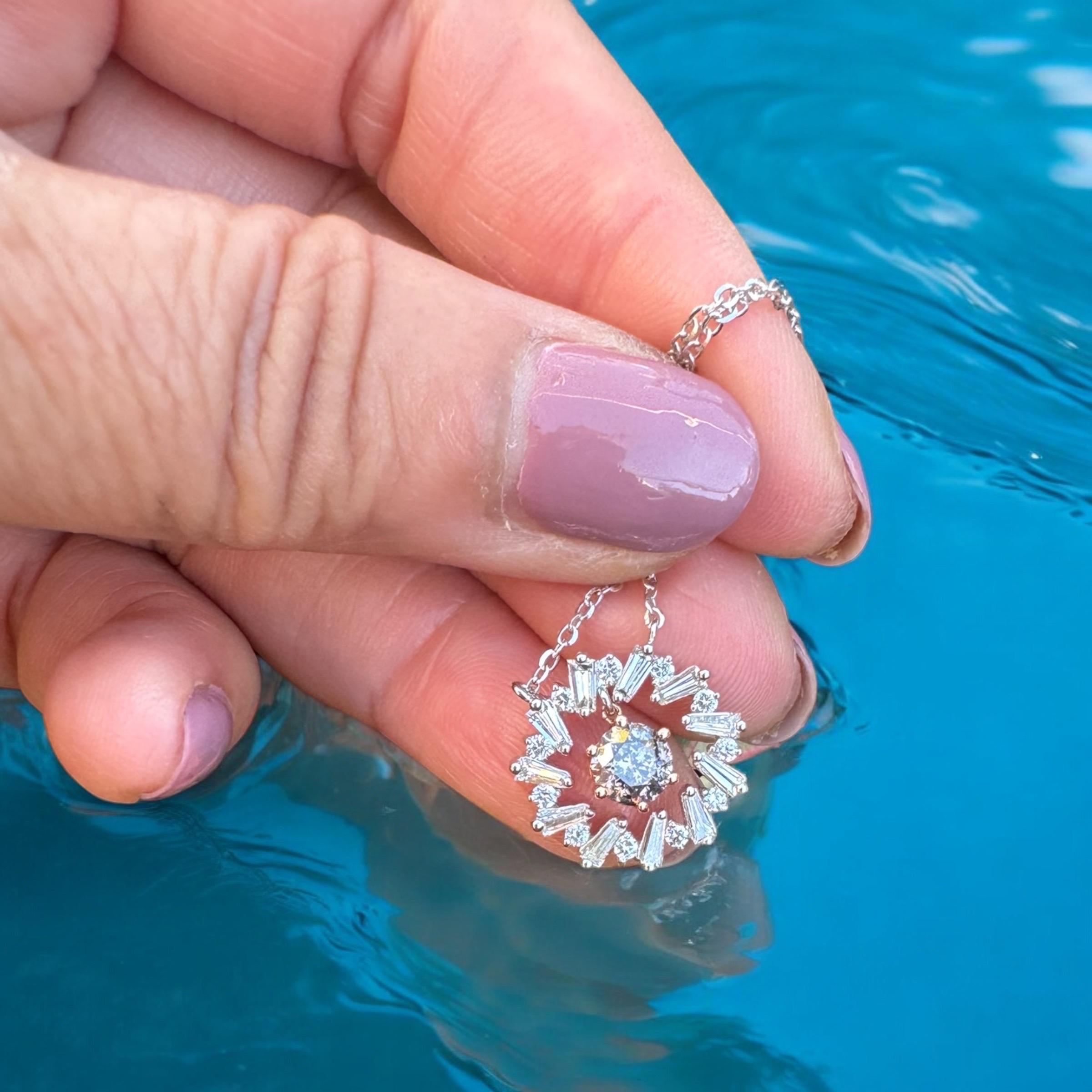 Un raro diamante marrone-rosa intenso che affascina con la sua tonalità unica. Questa preziosa gemma è cullata da griffe in oro rosa e circondata da un'abbagliante serie di diamanti bianchi a taglio baguette e tondo brillante. L'incastonatura in oro