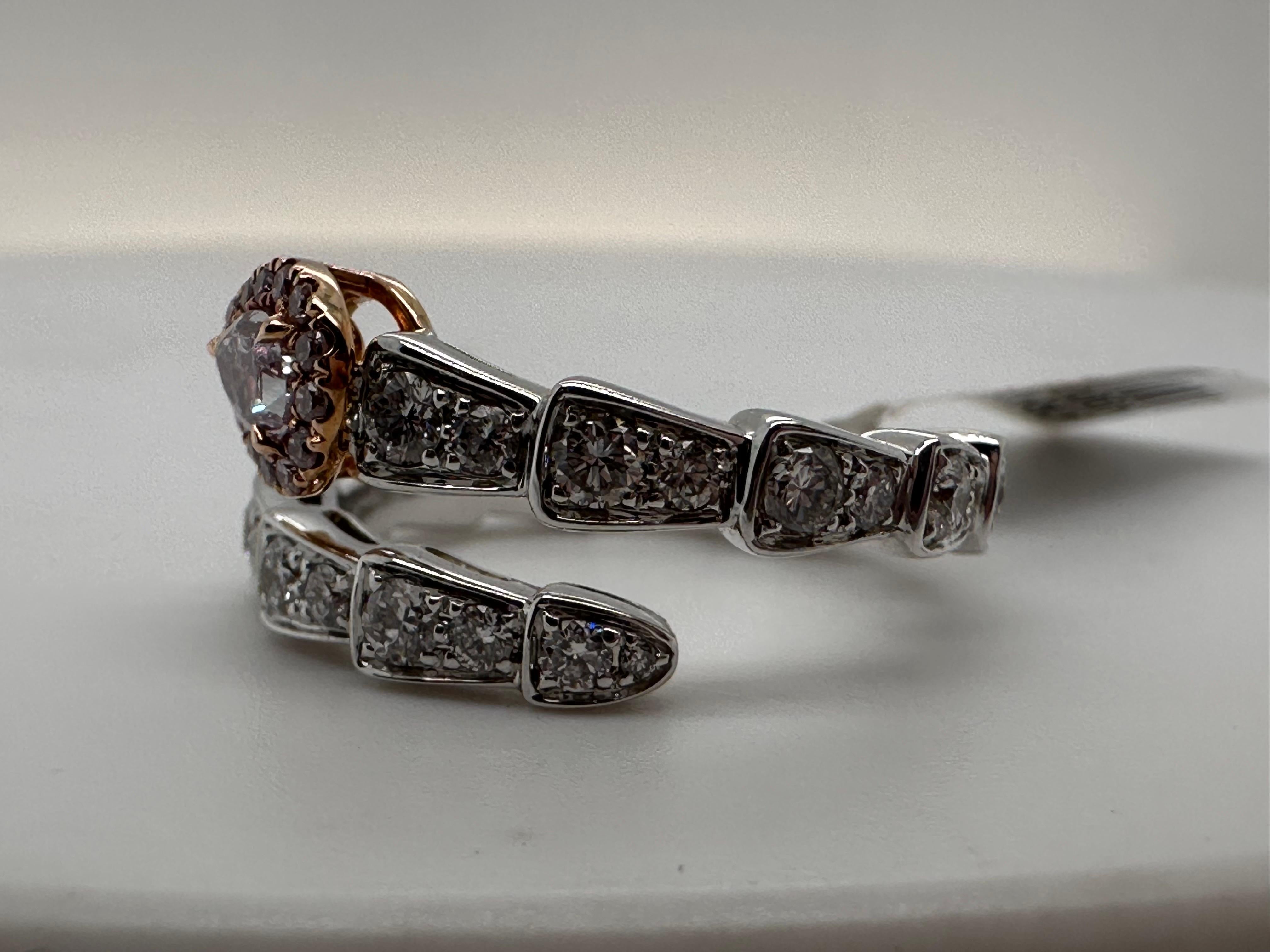 Bague en or blanc 18KT avec diamants naturels et diamants roses certifiés. Taille 6 et peut être redimensionnée. Les diamants sont de pureté VS et de couleur F.
Le poids des diamants est de 1,77 carat pour l'ensemble des diamants de la
