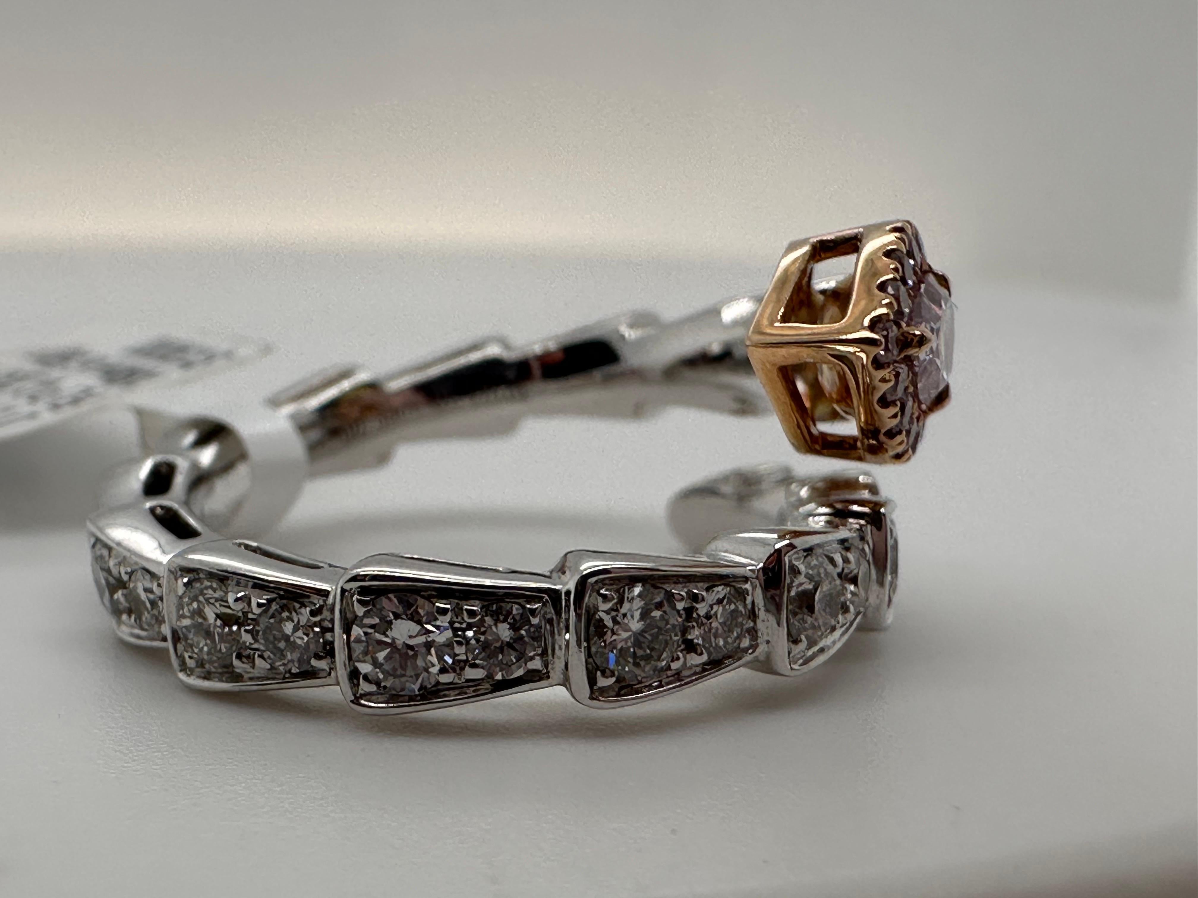 Bague fantaisie en or 18 carats avec diamant rose certifié poire Neuf - En vente à Boca Raton, FL