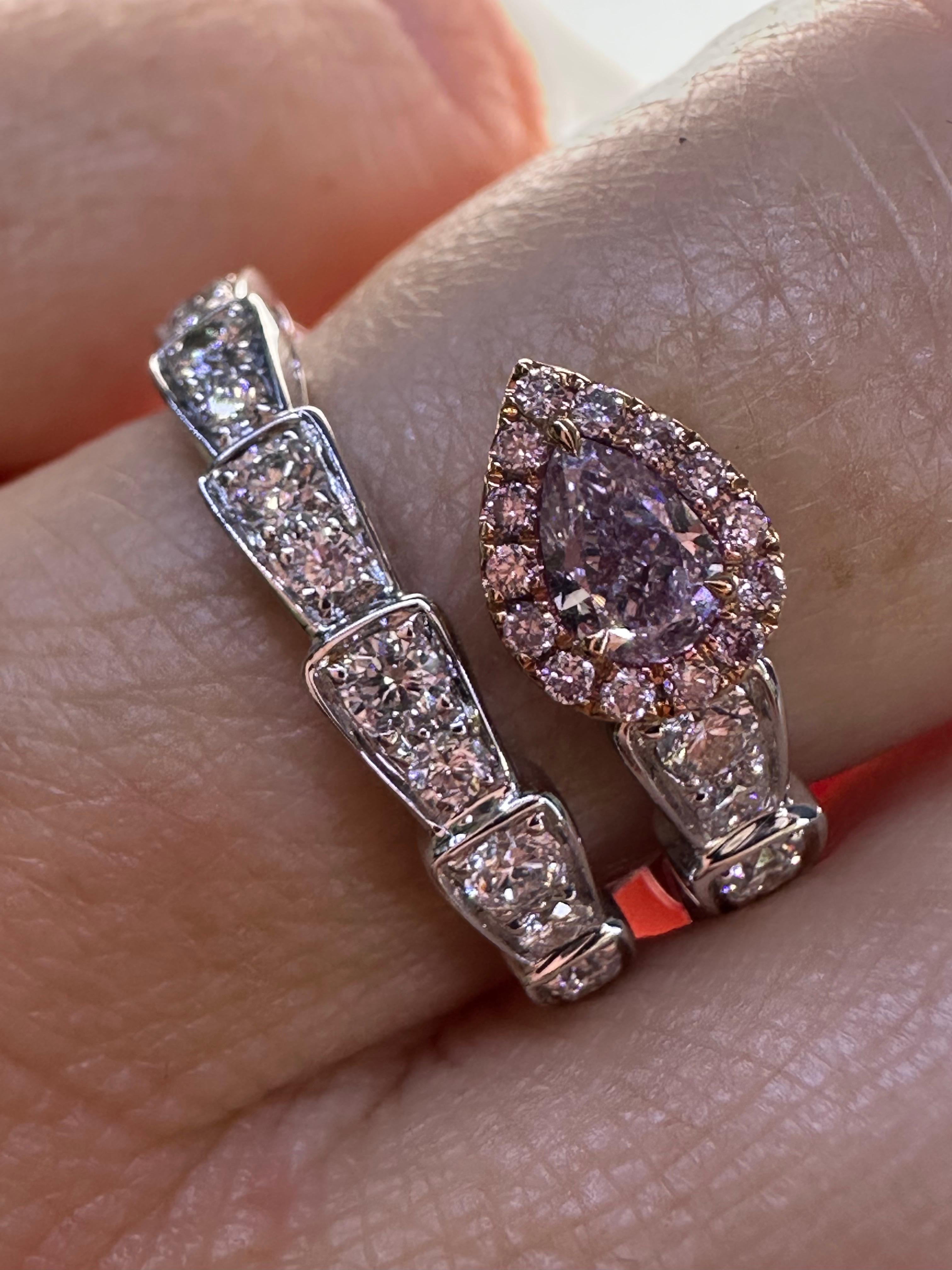 Bague fantaisie en or 18 carats avec diamant rose certifié poire en vente 1