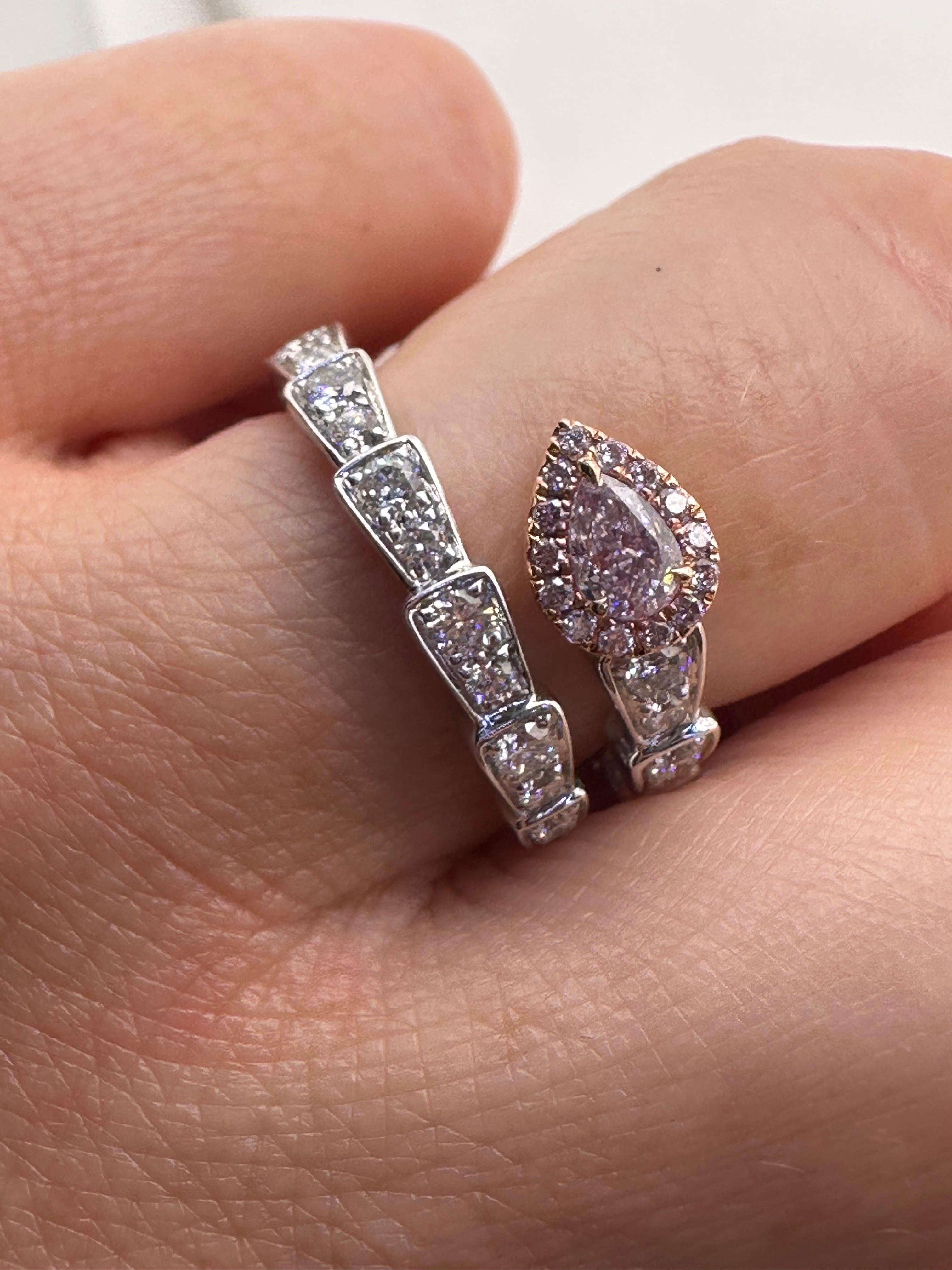 Bague fantaisie en or 18 carats avec diamant rose certifié poire en vente 2