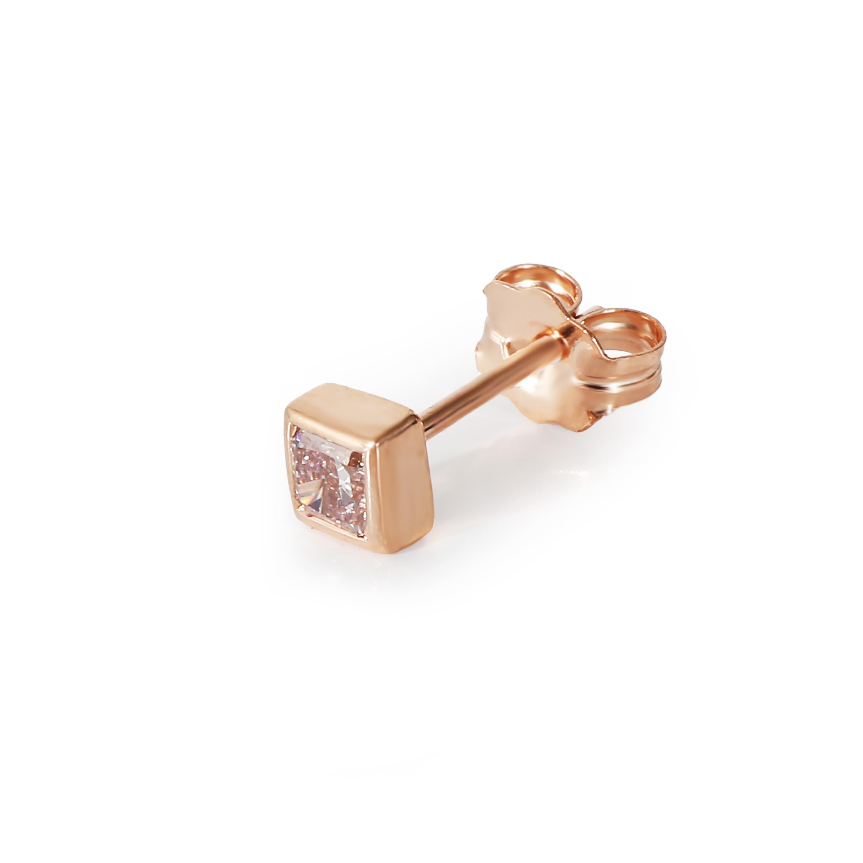 Taille radiant Boucle d'oreille simple en or rose 14K sertie d'un diamant rose fantaisie (0.16 CT Pink/I1) en vente