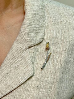 Spilla con fiore rosa, giallo e diamante, oro bianco e rosa 18 carati