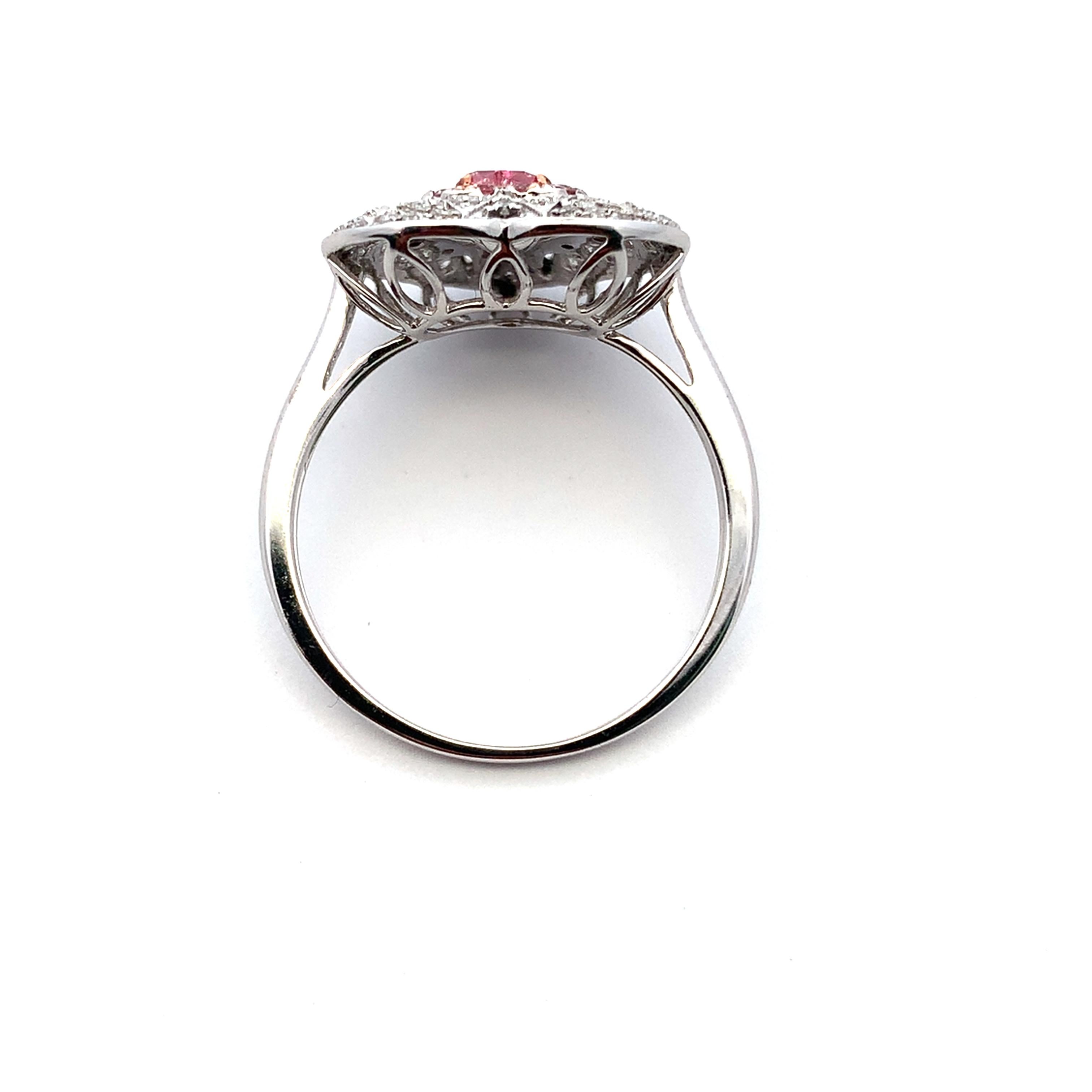 Cuore Anello cocktail con diamanti rosa a forma di cuore in oro bianco 18 carati in vendita