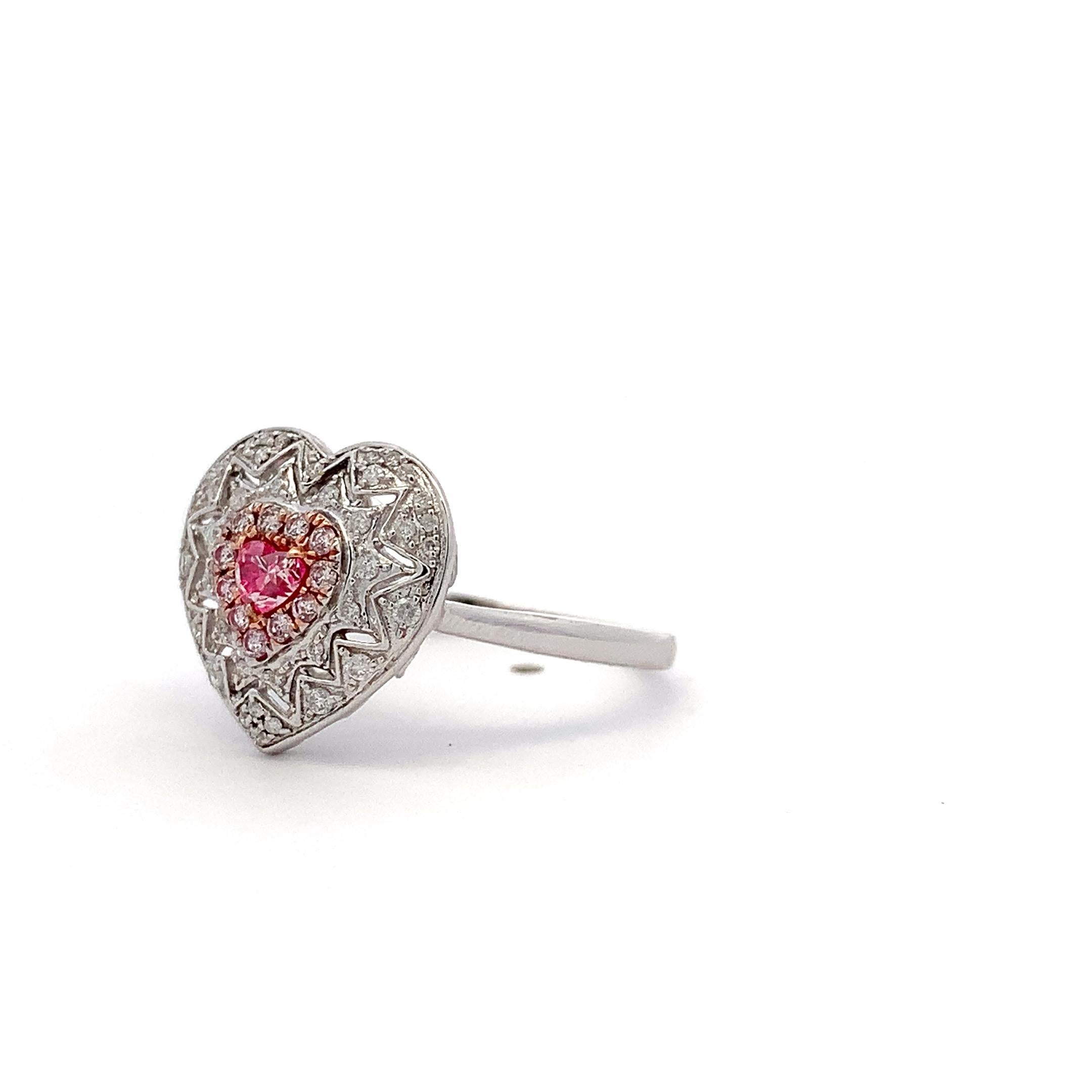 Anello cocktail con diamanti rosa a forma di cuore in oro bianco 18 carati in vendita 2