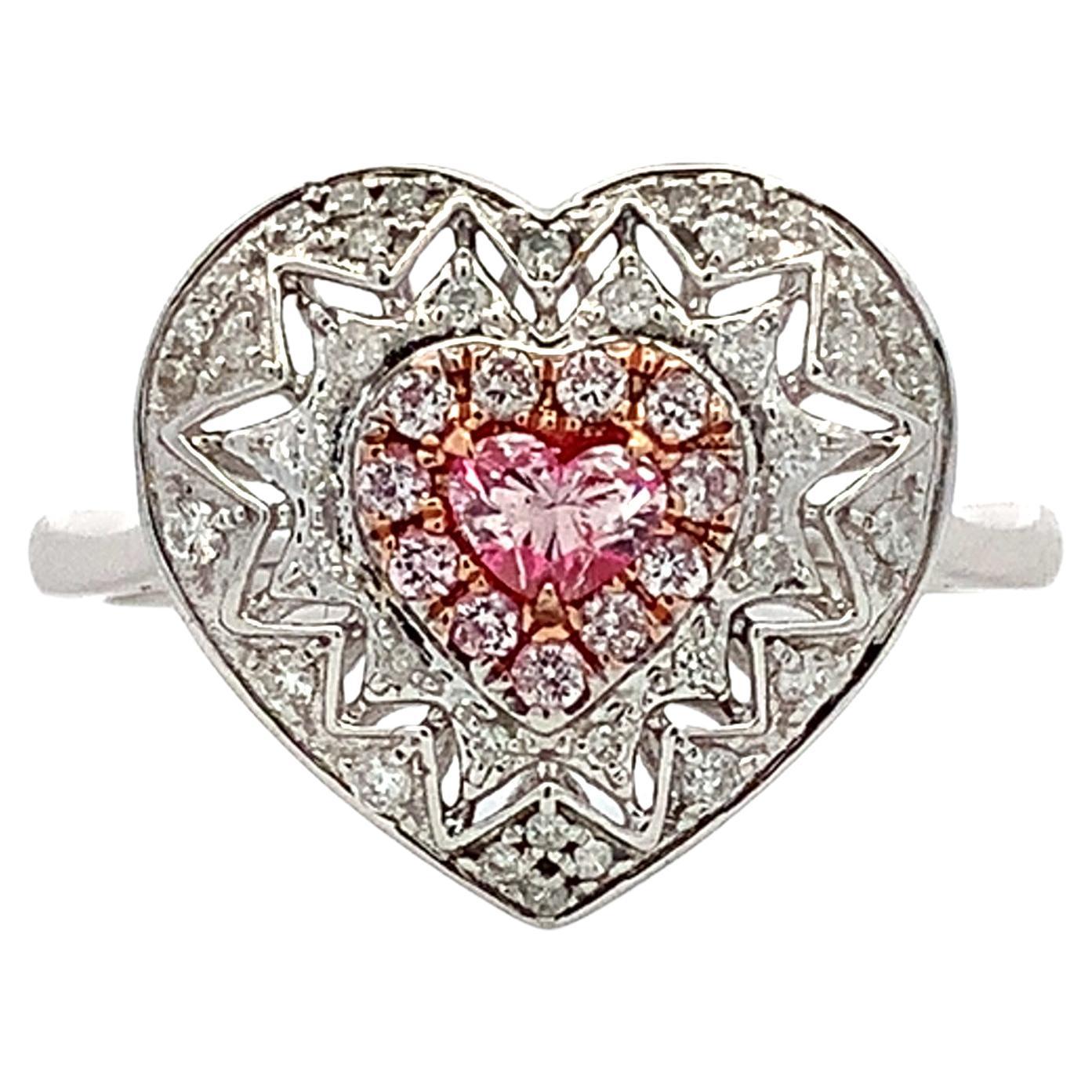 Anello cocktail con diamanti rosa a forma di cuore in oro bianco 18 carati in vendita