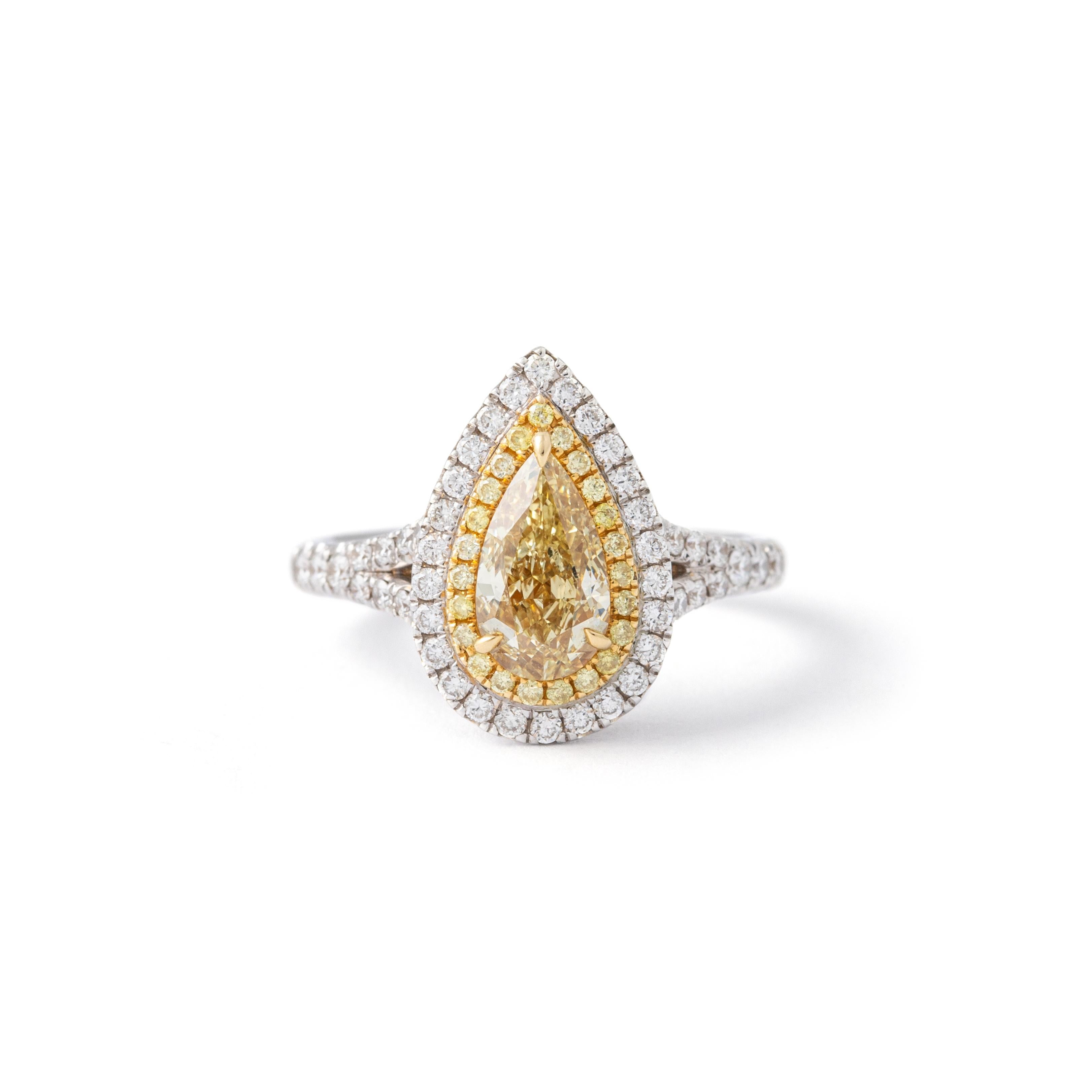 Bague en or blanc 18K avec diamant de couleur jaune brunâtre. 

Certificat GIA :
VS1, naturel, jaune brunâtre clair, 1,17 carats.
diamants ronds naturels 70 pièces, 0,47 carats, VS-F.

Taille de la bague : 51.5 / 5.75 US. 
Poids : 4,89 grammes.