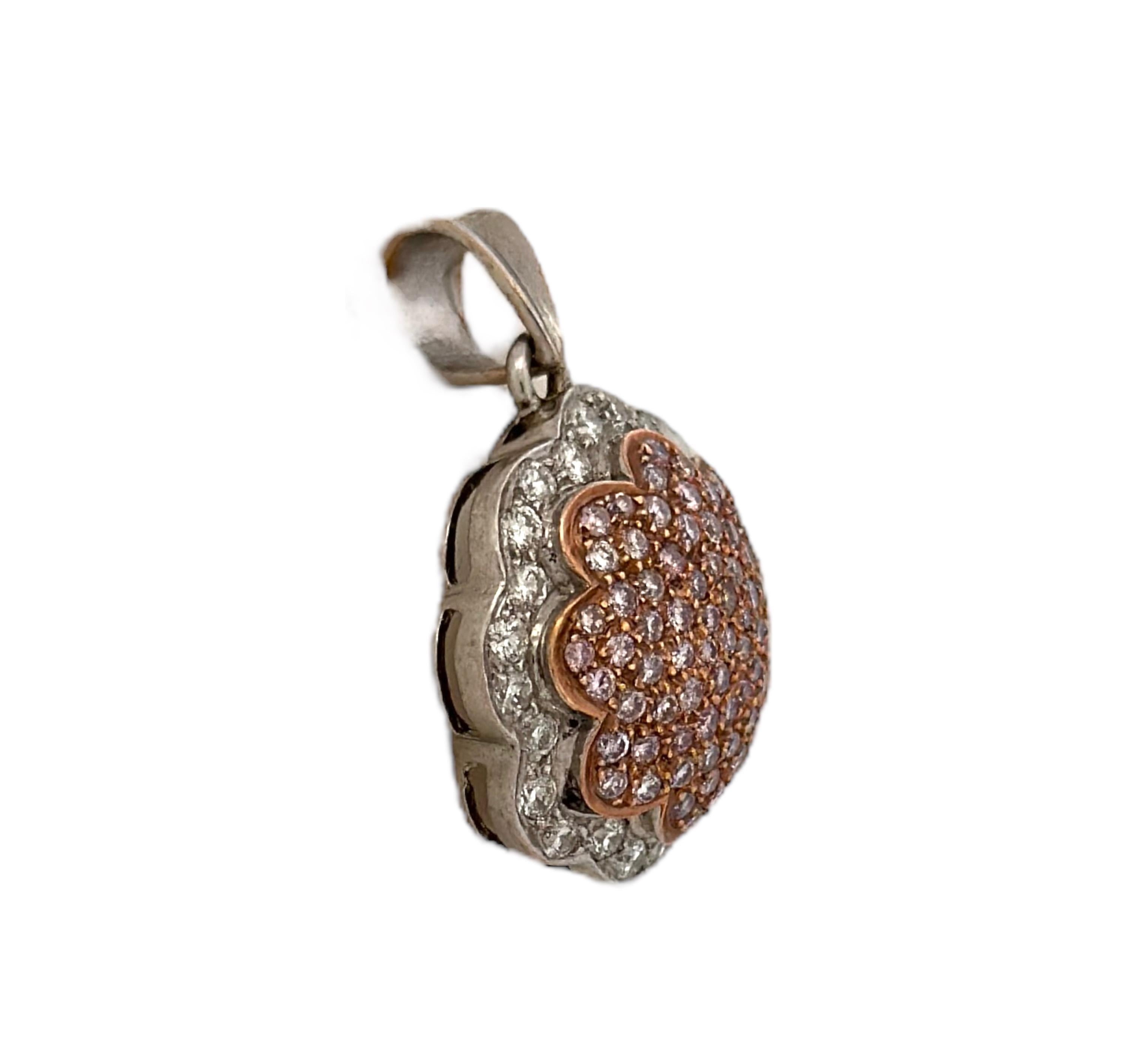 
Entrez dans un royaume d'enchantement intemporel avec notre exquis pendentif en diamant fantaisie rose et blanc du début du XXe siècle. Plus qu'un simple bijou, ce pendentif est une porte d'entrée dans l'histoire, une manifestation de l'art et du