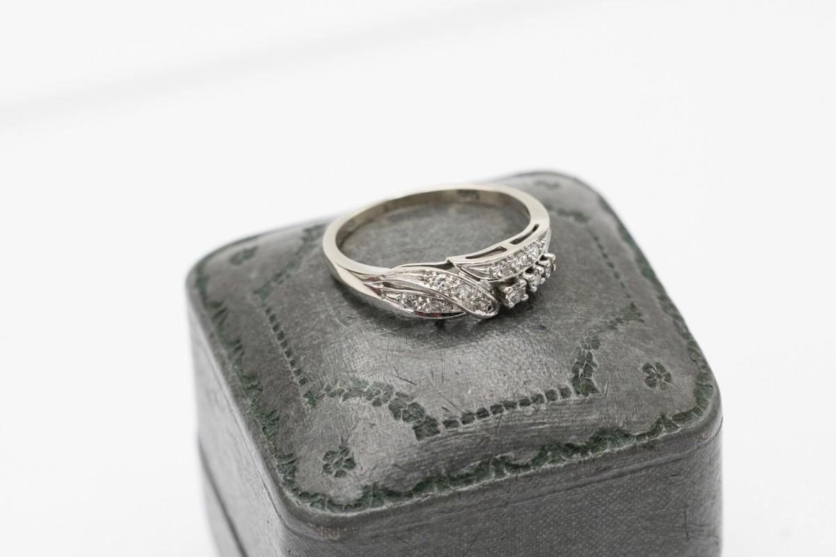 Anello in oro bianco 14 carati (finezza 0,585) con diamanti.

Anello fantasia con 11 diamanti a taglio brillante e 8/8.

Peso totale dei diamanti: 0,14ct. (Colore G-H, purezza VS-SI)

Taglia: 10 (50) - chiedi informazioni sulla possibilità di