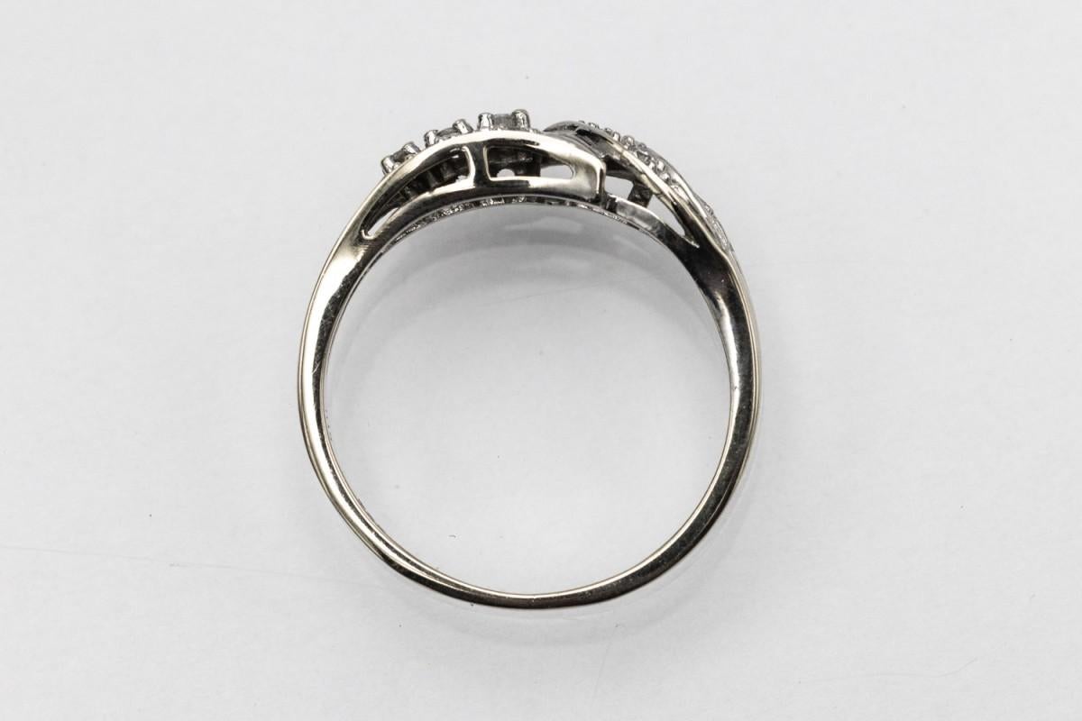 Taglio brillante Anello Whiting in oro bianco con diamanti. in vendita