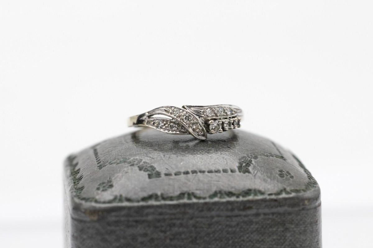 Anello Whiting in oro bianco con diamanti. in vendita 2