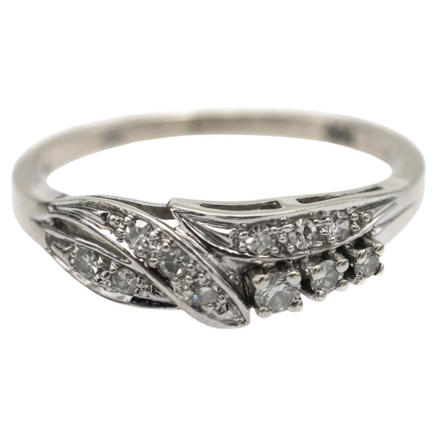Fancy ring in white gold with diamonds.
