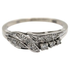 Anillo de fantasía en oro blanco con diamantes.