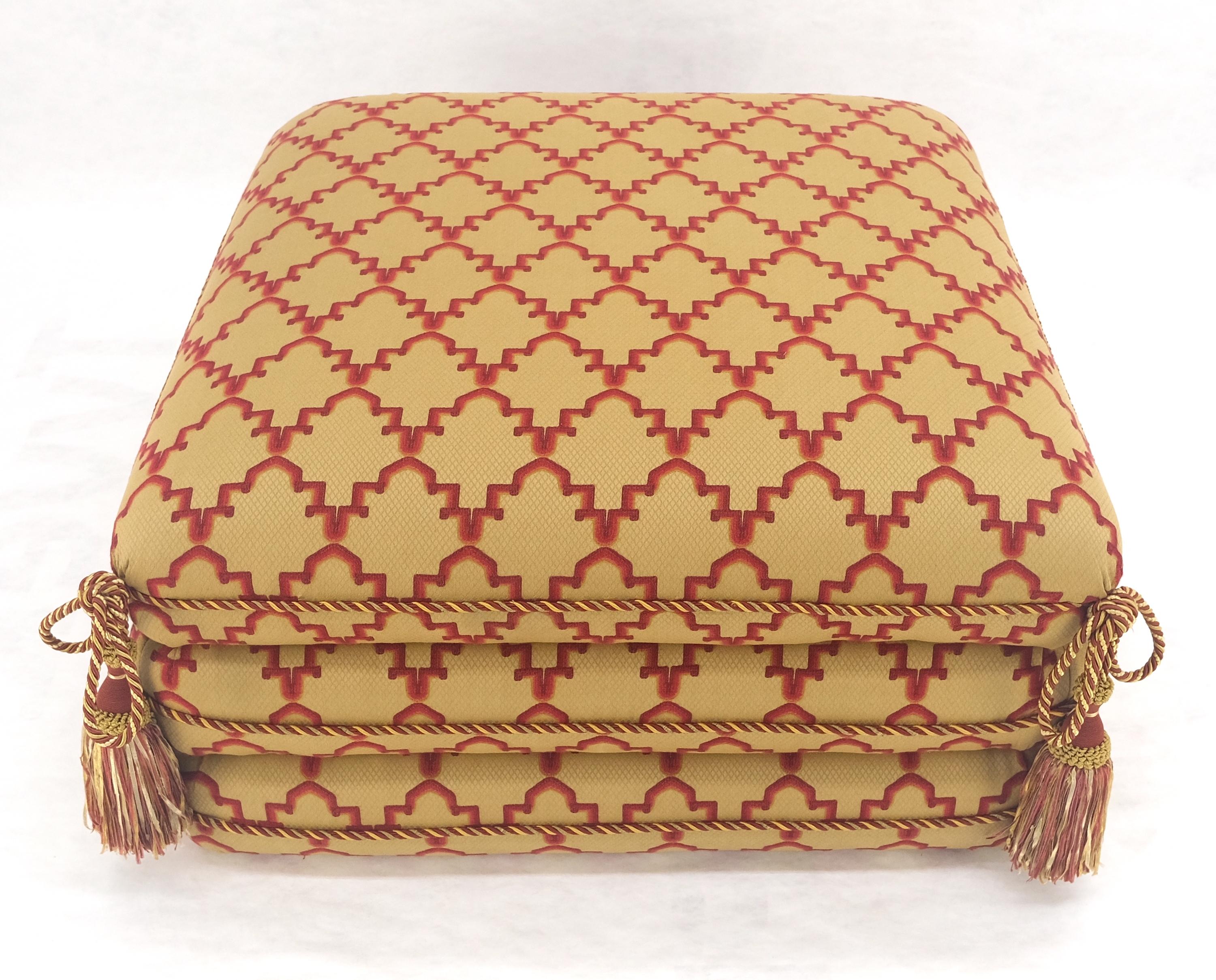 Fancy Sandwich Style Upholstering Pouf Ottoman Hassock Quasten dekoriert MINT (Hollywood Regency) im Angebot