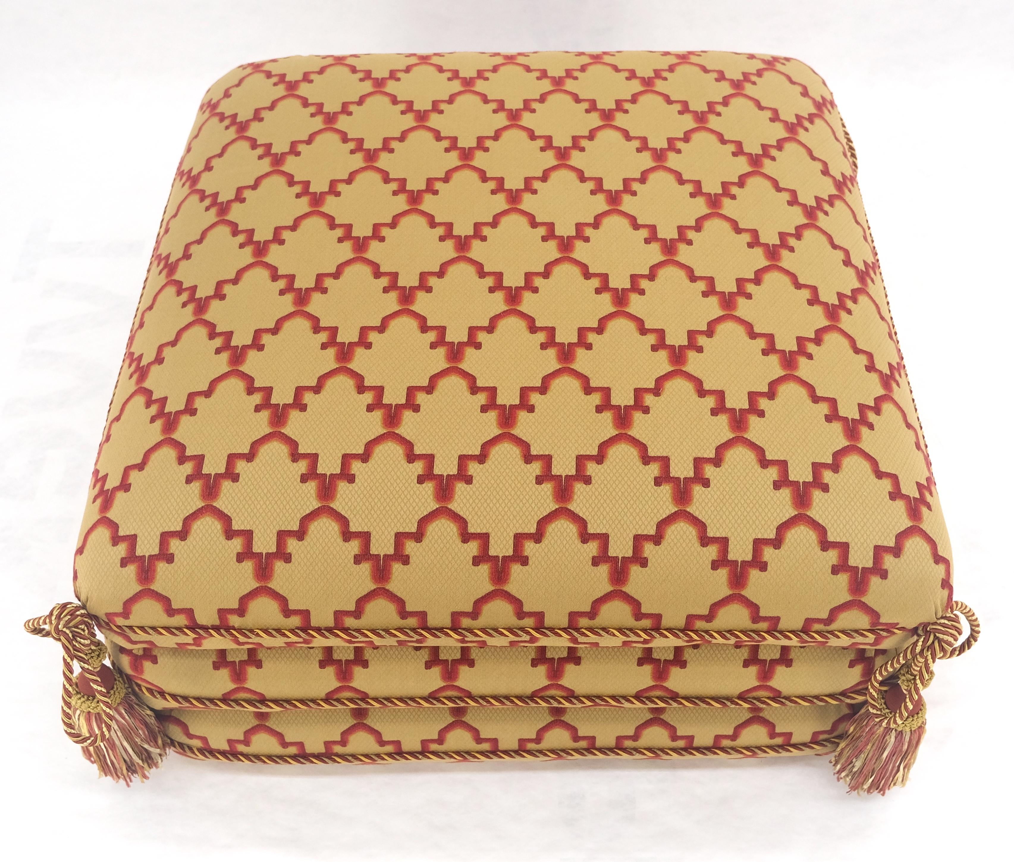 Fancy Sandwich Style Upholstering Pouf Ottoman Hassock Quasten dekoriert MINT (amerikanisch) im Angebot