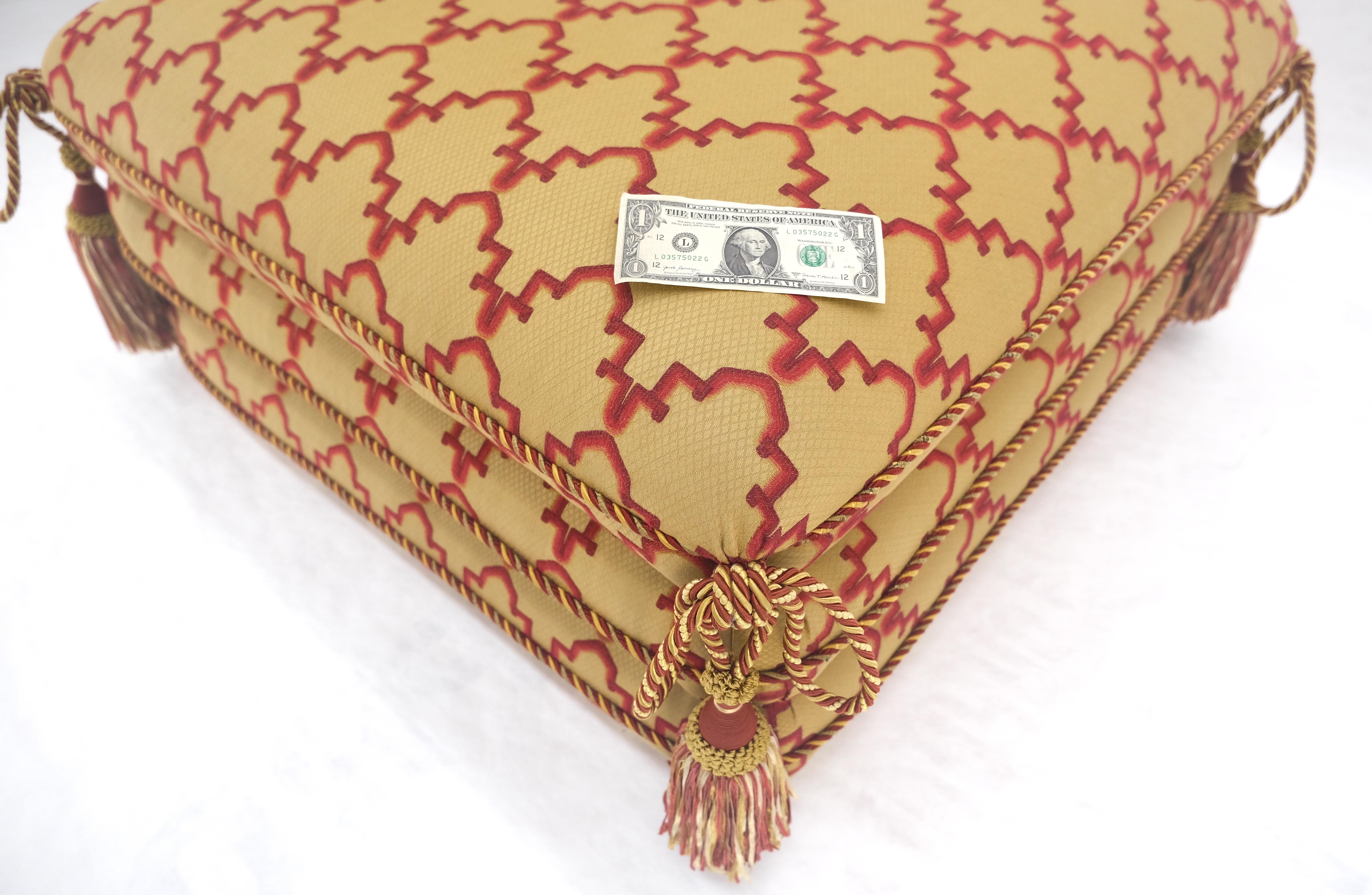 Fancy Sandwich Style Upholstering Pouf Ottoman Hassock Quasten dekoriert MINT im Zustand „Hervorragend“ im Angebot in Rockaway, NJ