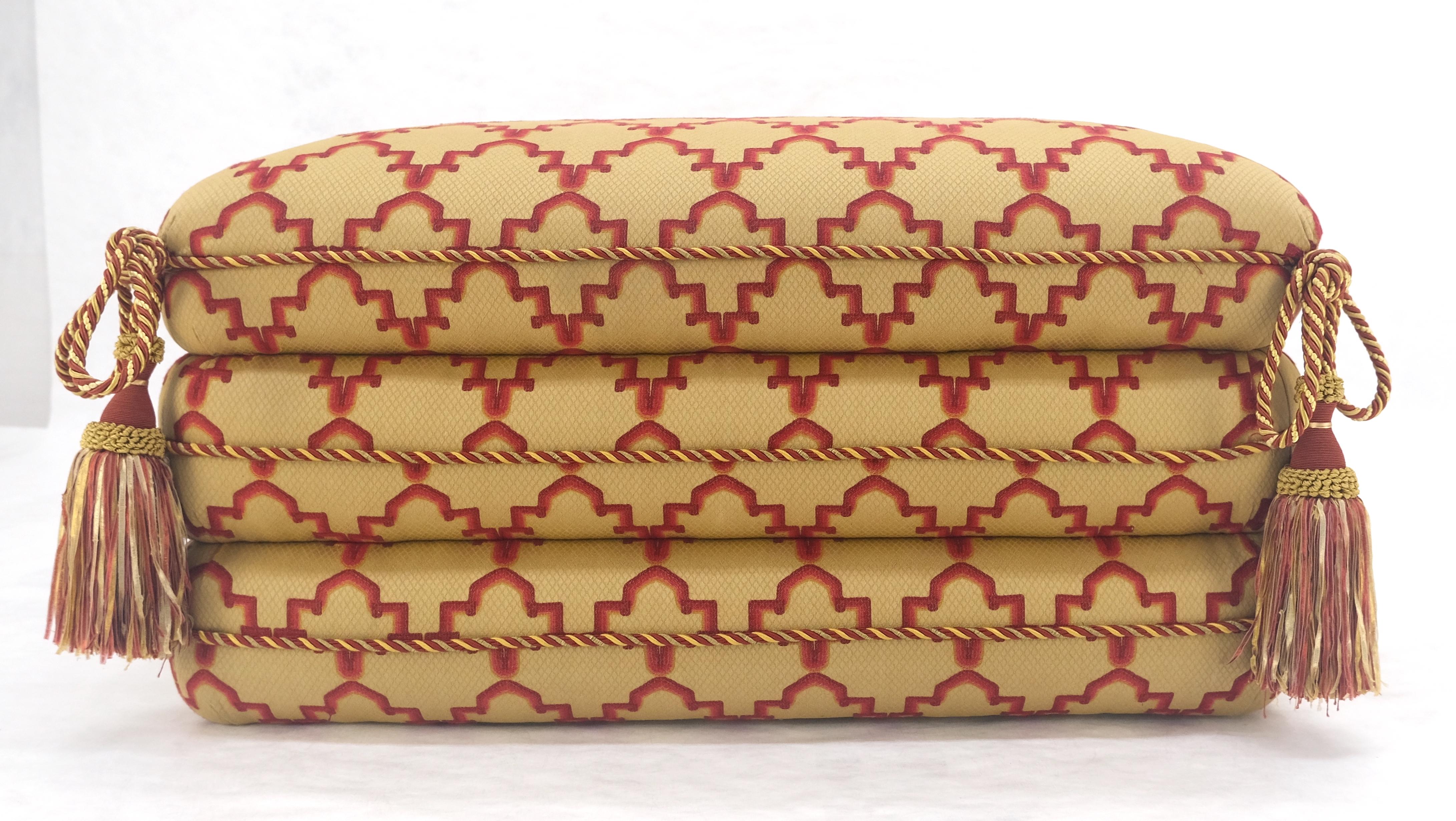 Fancy Sandwich Style Upholstering Pouf Ottoman Hassock Quasten dekoriert MINT (20. Jahrhundert) im Angebot