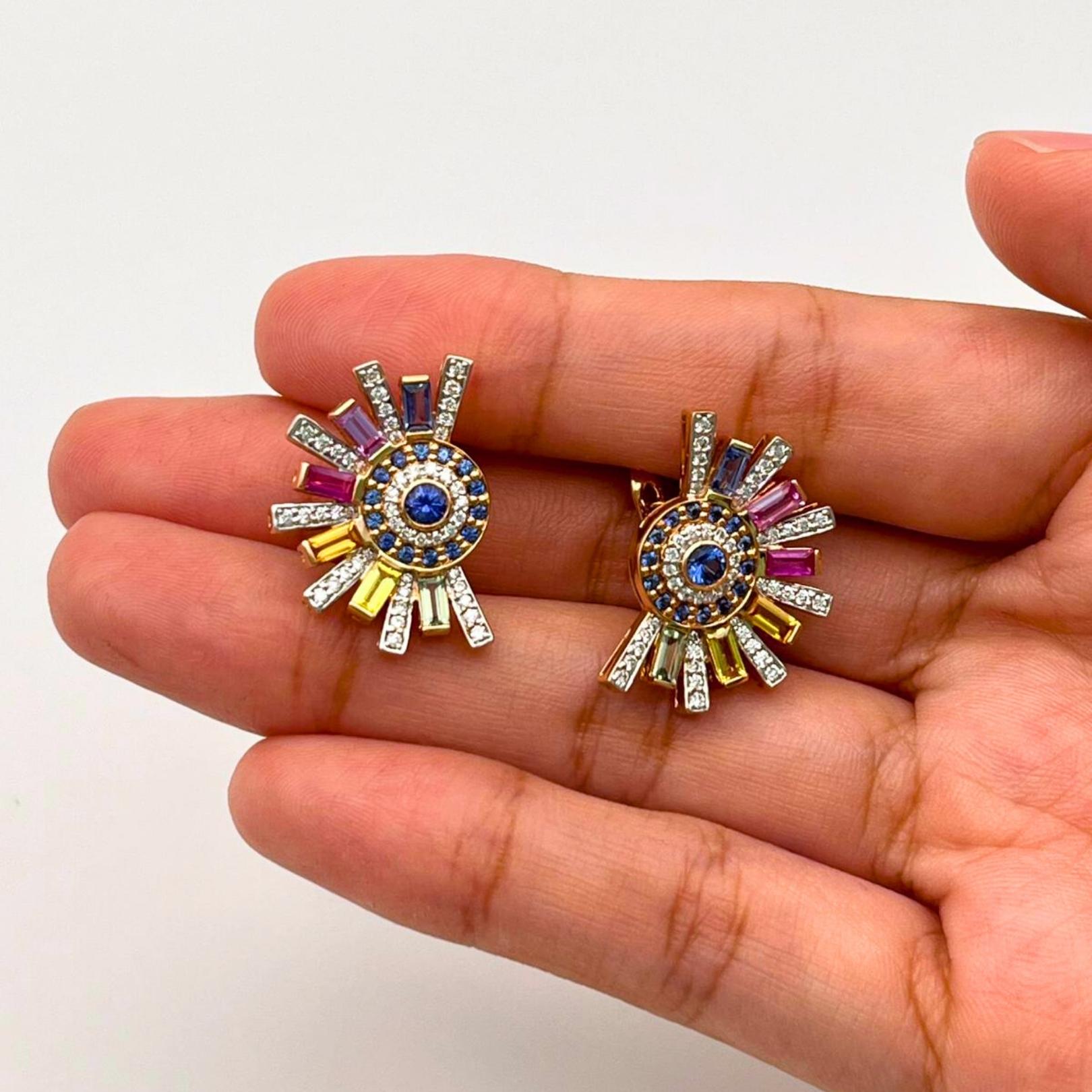 Vibranti orecchini in oro 18 carati con una coppia di zaffiri blu centrali a taglio brillante circondati da un'aureola di diamanti e zaffiri, accentati da un'impressionante serie di zaffiri multicolore a taglio baguette per un'audace e giocosa
