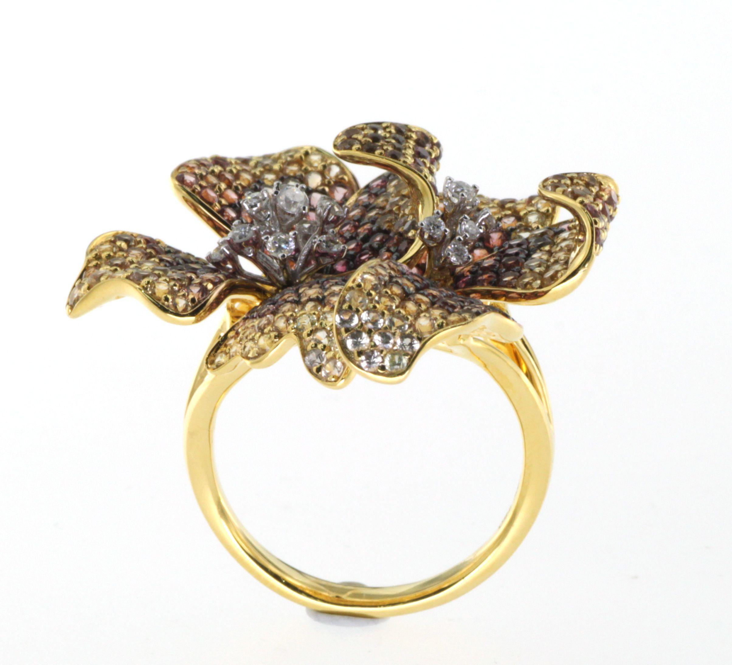 Fancy Sapphire Flower Ring in 18K Yellow Gold SR-05267 In New Condition In Hong Kong, HK
