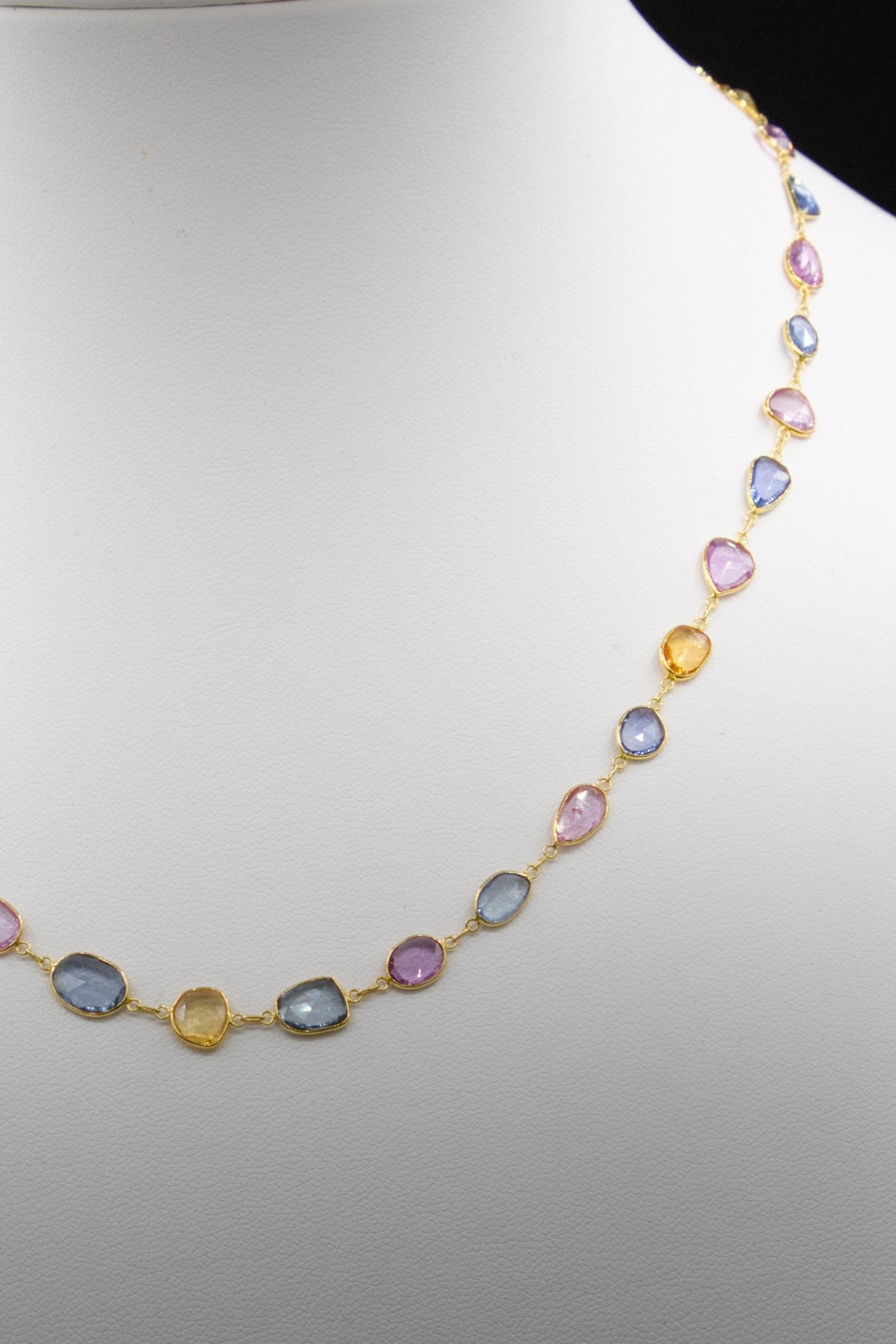 Una collana di zaffiri realizzata in oro 18 carati, con splendidi zaffiri dal peso totale di 23,25 carati. La collana presenta diversi tagli, tra cui rotondo, ovale e princess, che esaltano la brillantezza e il colore delle gemme. Con una lunghezza