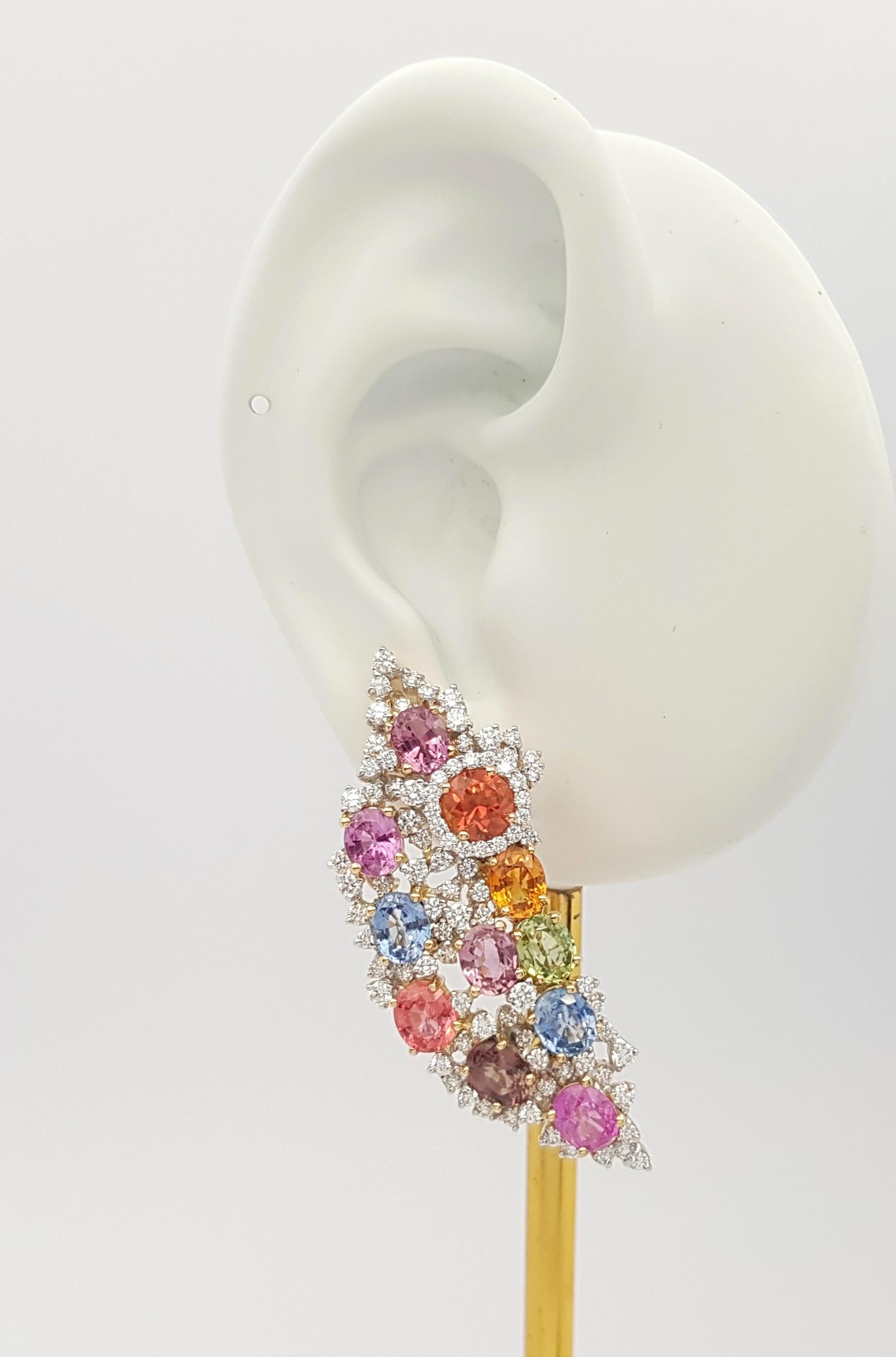 Zaffiro fantasia 14,77 carati con diamante 2,61 carati Orecchini con montatura in oro 18 carati

Larghezza: 1.7 cm 
Lunghezza: 4.6 cm
Peso totale: 22,28 grammi

