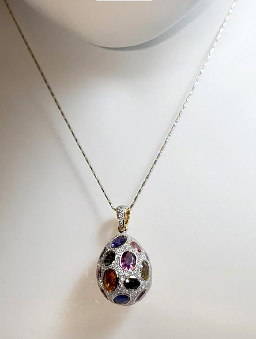 Zaffiro Fancy 18,45 carati con diamante 1,34 carati Ciondolo con montatura in oro 18 carati
(catena non inclusa)

Larghezza: 1.8 cm 
Lunghezza: 3.4 cm
Peso totale: 10,16 grammi

