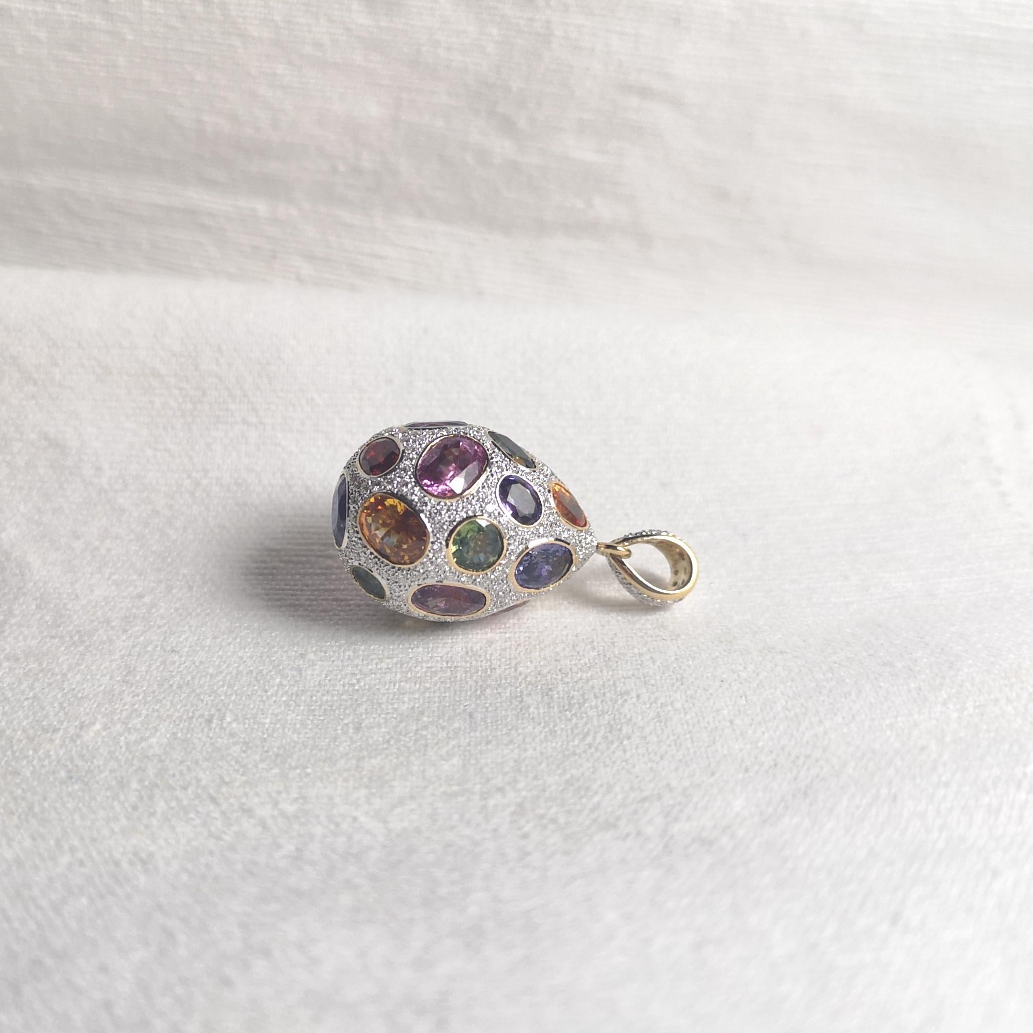 Donna Ciondolo a forma di uovo con zaffiro e diamante in oro 18 carati in vendita