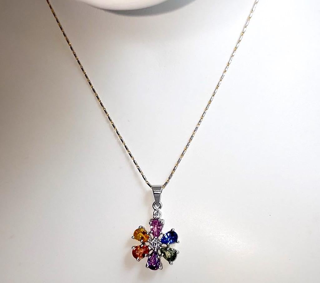 Fancy Saphir 2,90 Karat mit Diamant 0,10 Karat Anhänger in 18K Weißgold gefasst
(Kette nicht enthalten)

Breite: 1.5 cm 
Länge: 2,6 cm
Gesamtgewicht: 3,64 Gramm

