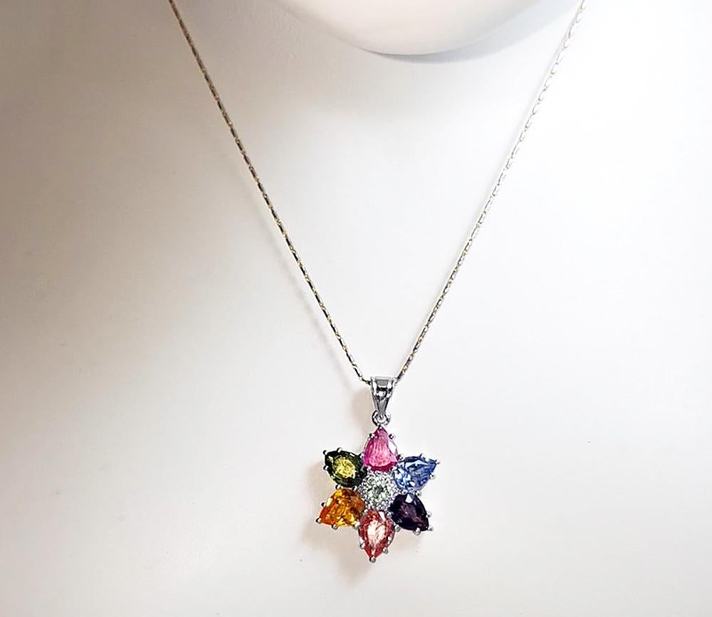 Fancy Sapphire 7,69 Karat mit Diamant 0,10 Karat Anhänger in 18K Weißgold gefasst
(Kette nicht enthalten)

Breite: 2.5 cm 
Länge: 3.1 cm
Gesamtgewicht: 7,07 Gramm

