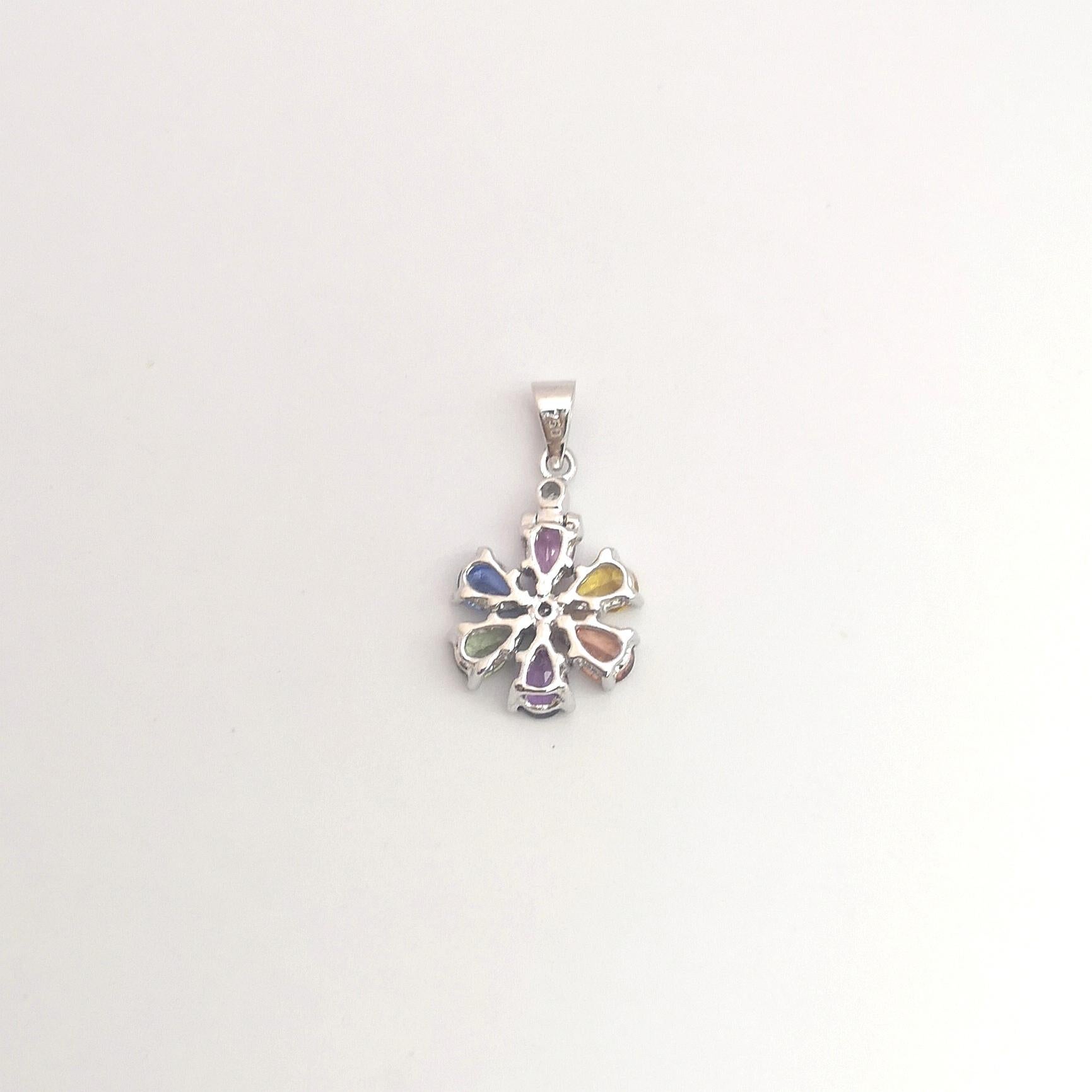 Fancy Saphir mit Diamant-Anhänger in 18K Weißgold-Fassung im Zustand „Neu“ im Angebot in Bangkok, TH