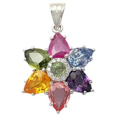 Pendentif en or blanc 18K serti de saphirs fantaisie et de diamants