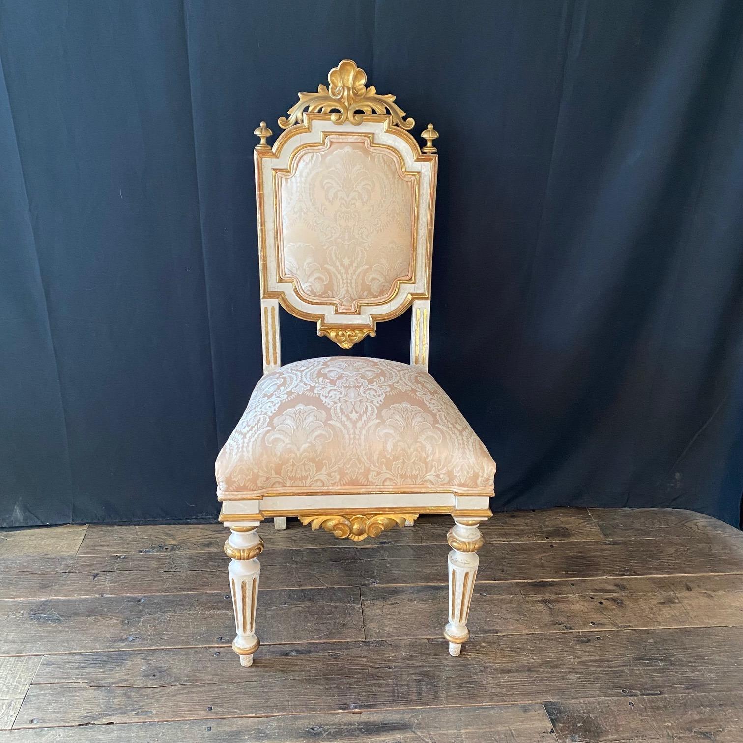 Fancy Set aus vier italienischen venezianischen Louis-XV-Stühlen mit originalem, vergoldetem Original  (Louis XV.) im Angebot