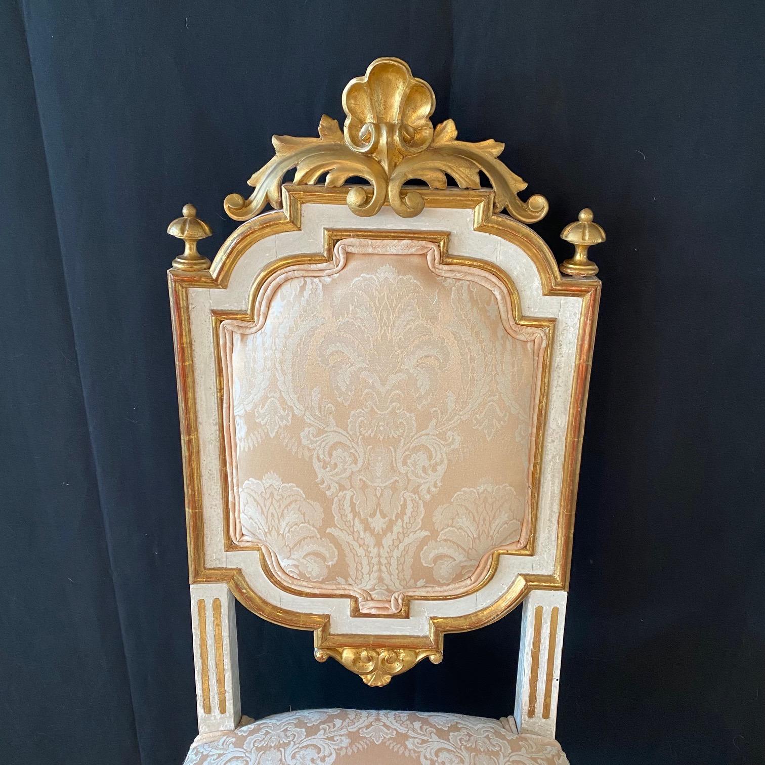 Fancy Set aus vier italienischen venezianischen Louis-XV-Stühlen mit originalem, vergoldetem Original  (Italienisch) im Angebot