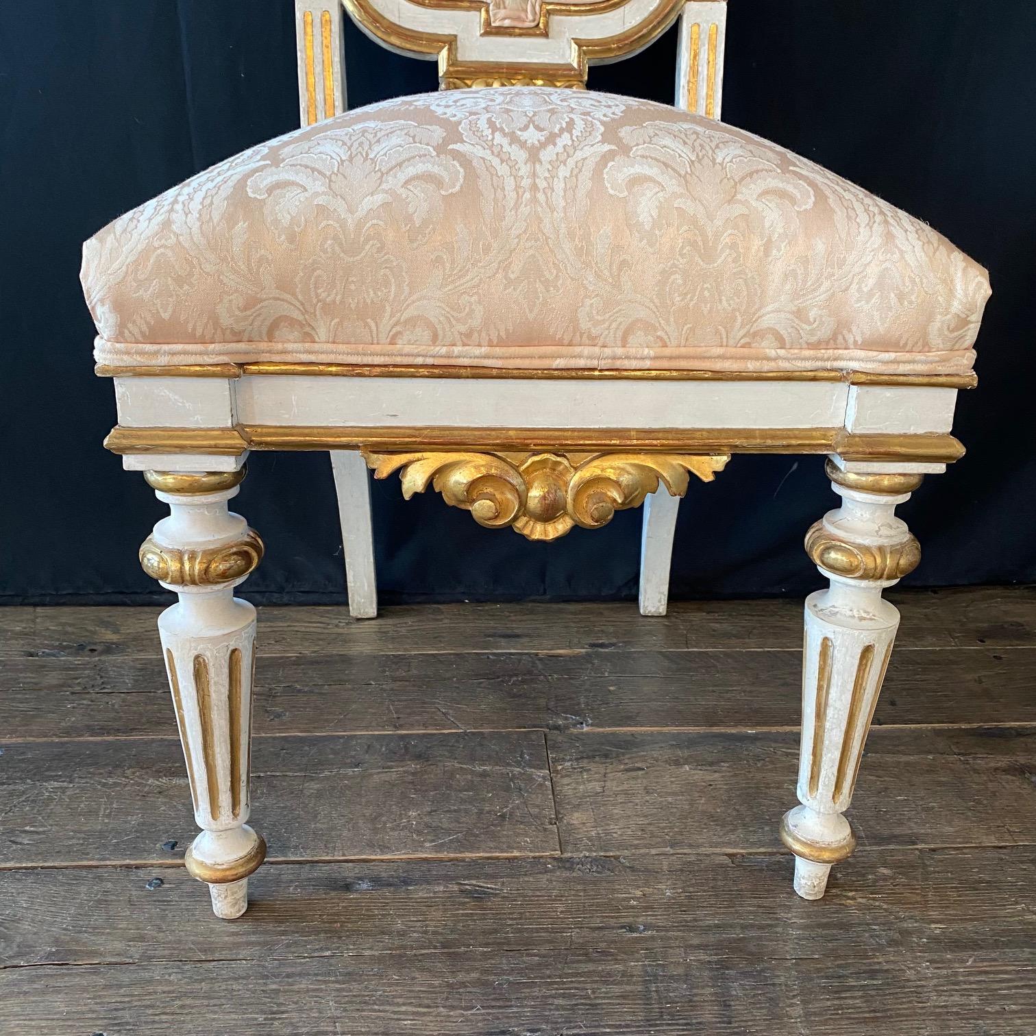 Fancy Set aus vier italienischen venezianischen Louis-XV-Stühlen mit originalem, vergoldetem Original  (Vergoldet) im Angebot