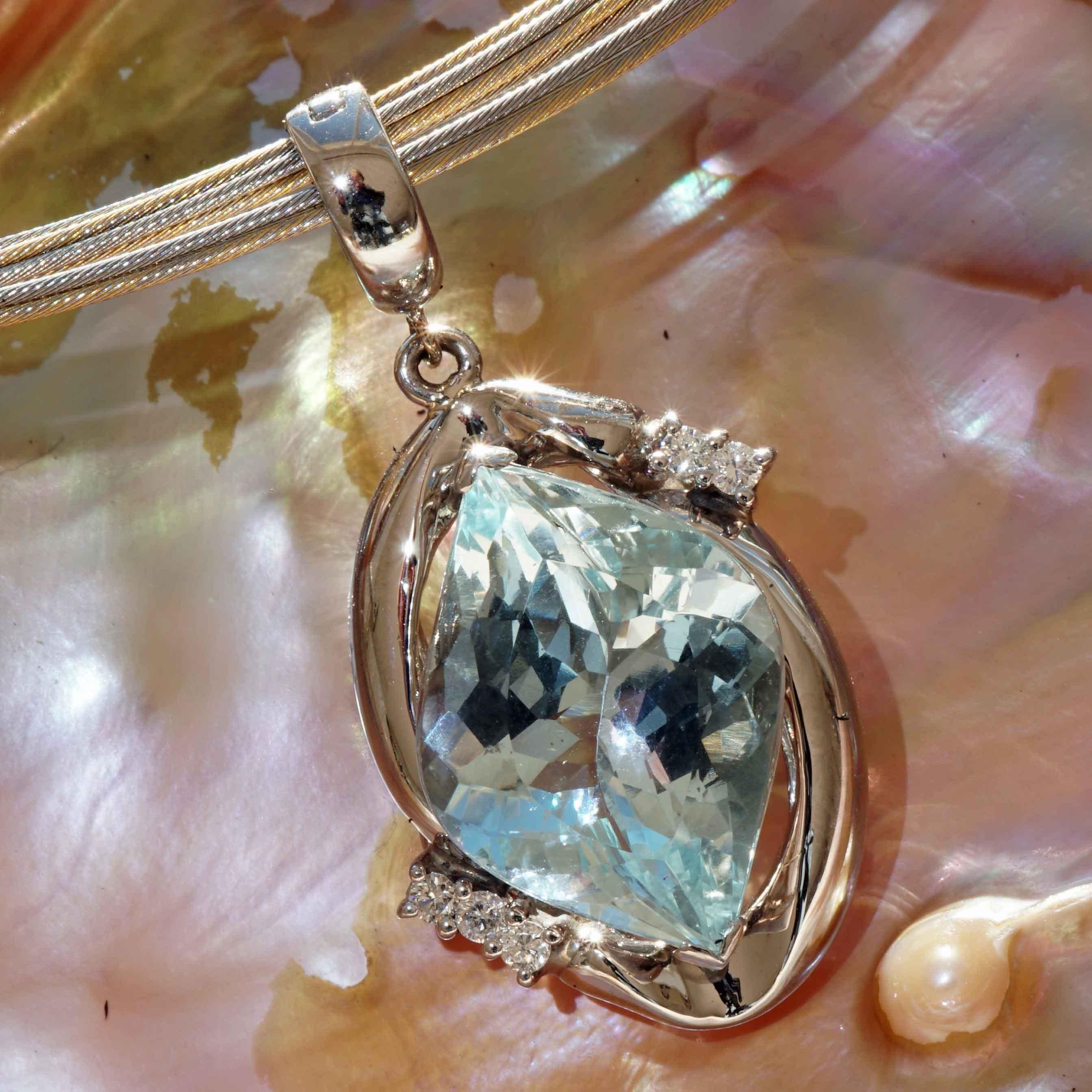 Fancy Shape Aquamarin Brilliant Pendant 7.8 ct Platinum 0.35 ct beautiful Color in vendita 4