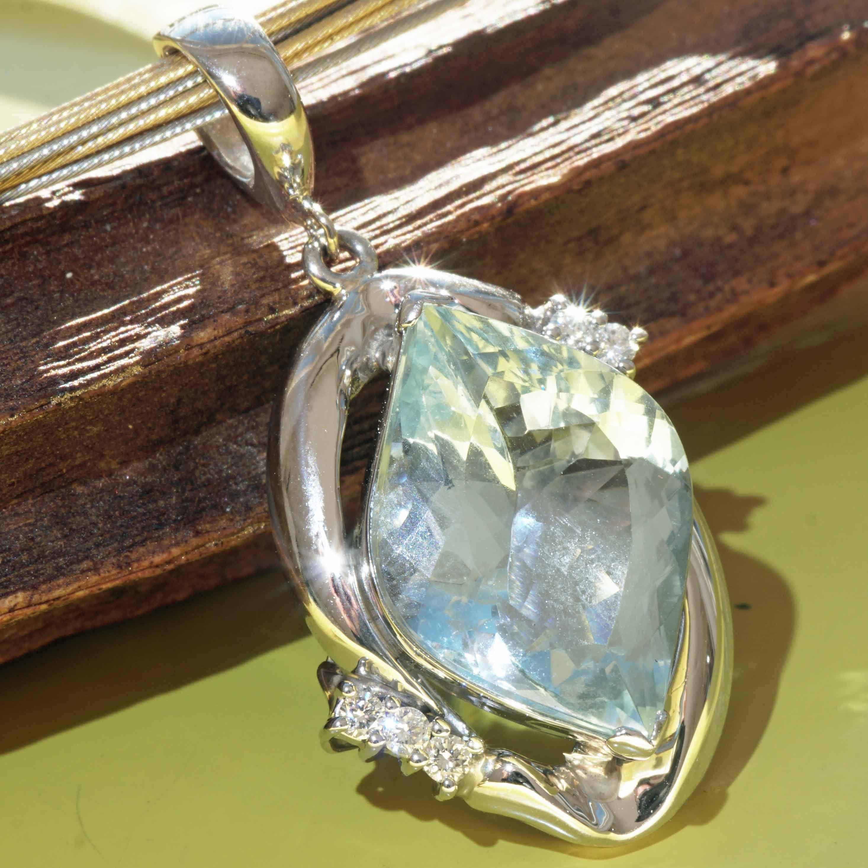 Fancy Shape Aquamarin Brilliant Pendant 7.8 ct Platinum 0.35 ct beautiful Color in vendita 5